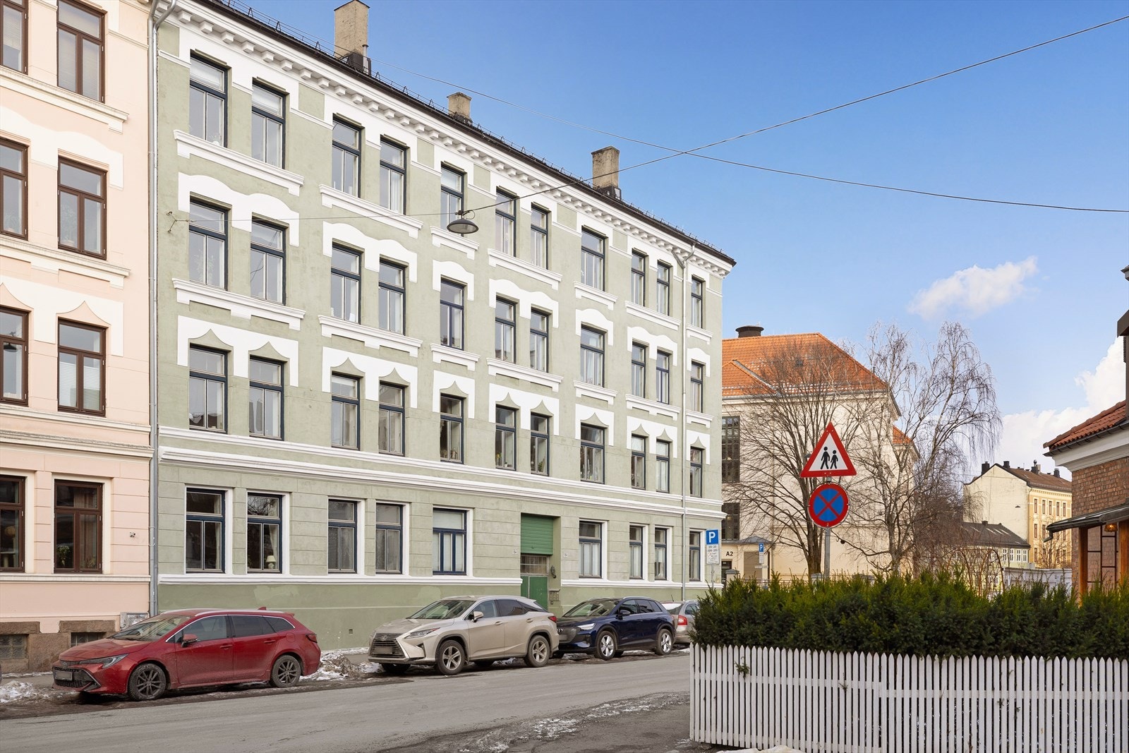 Beliggenheten er sentral med kort vei til kollektiv- og servicetilbud! Galleribilde