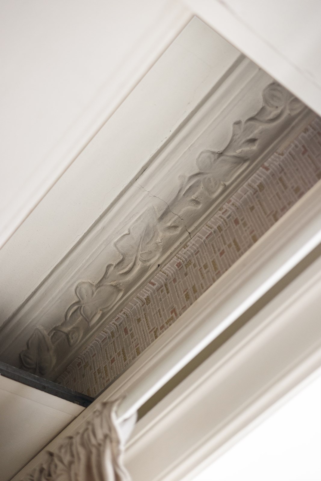 Taket på soverommet har en nedforet systemhimling. Her skjuler det seg nemlig original stukkatur! Galleribilde