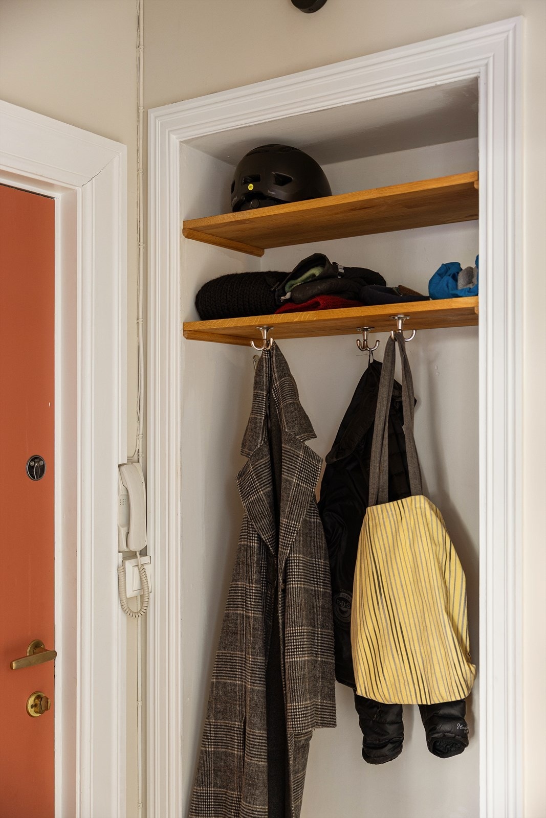 En praktisk nisje i gangen gir gode muligheter for oppbevaring av yttertøy og sko. Galleribilde