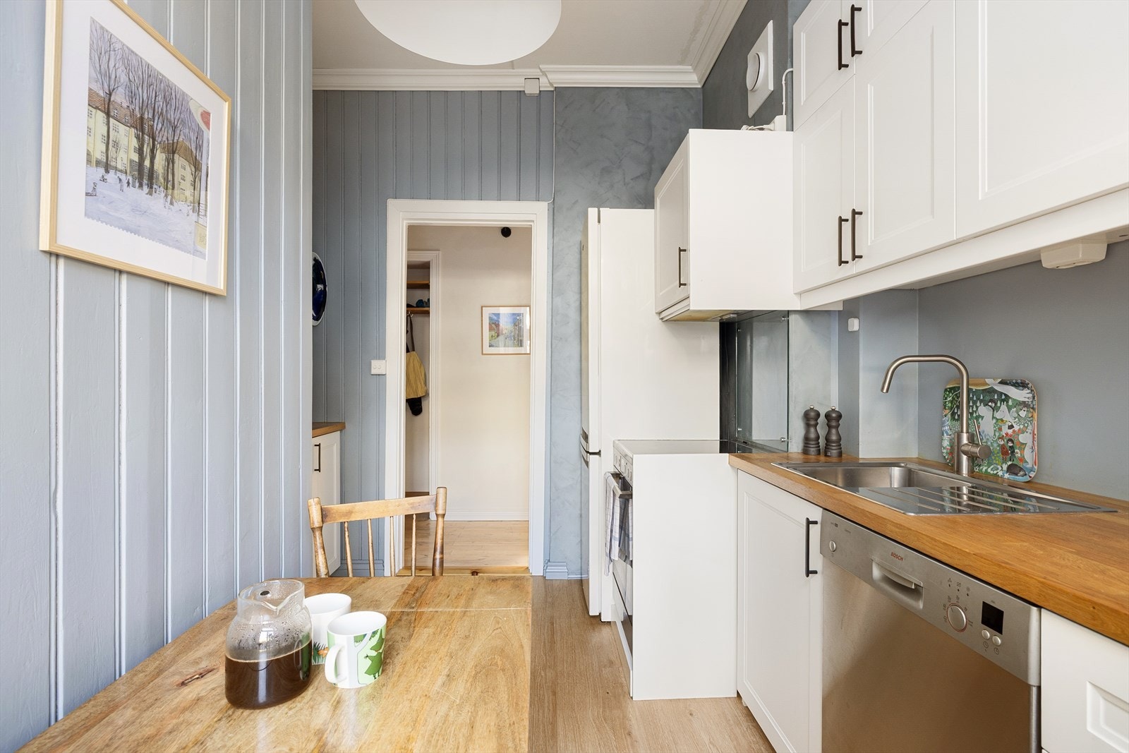 Gulvet på kjøkkenet er belagt med slitesterk korkvinyl fra 2020. Galleribilde