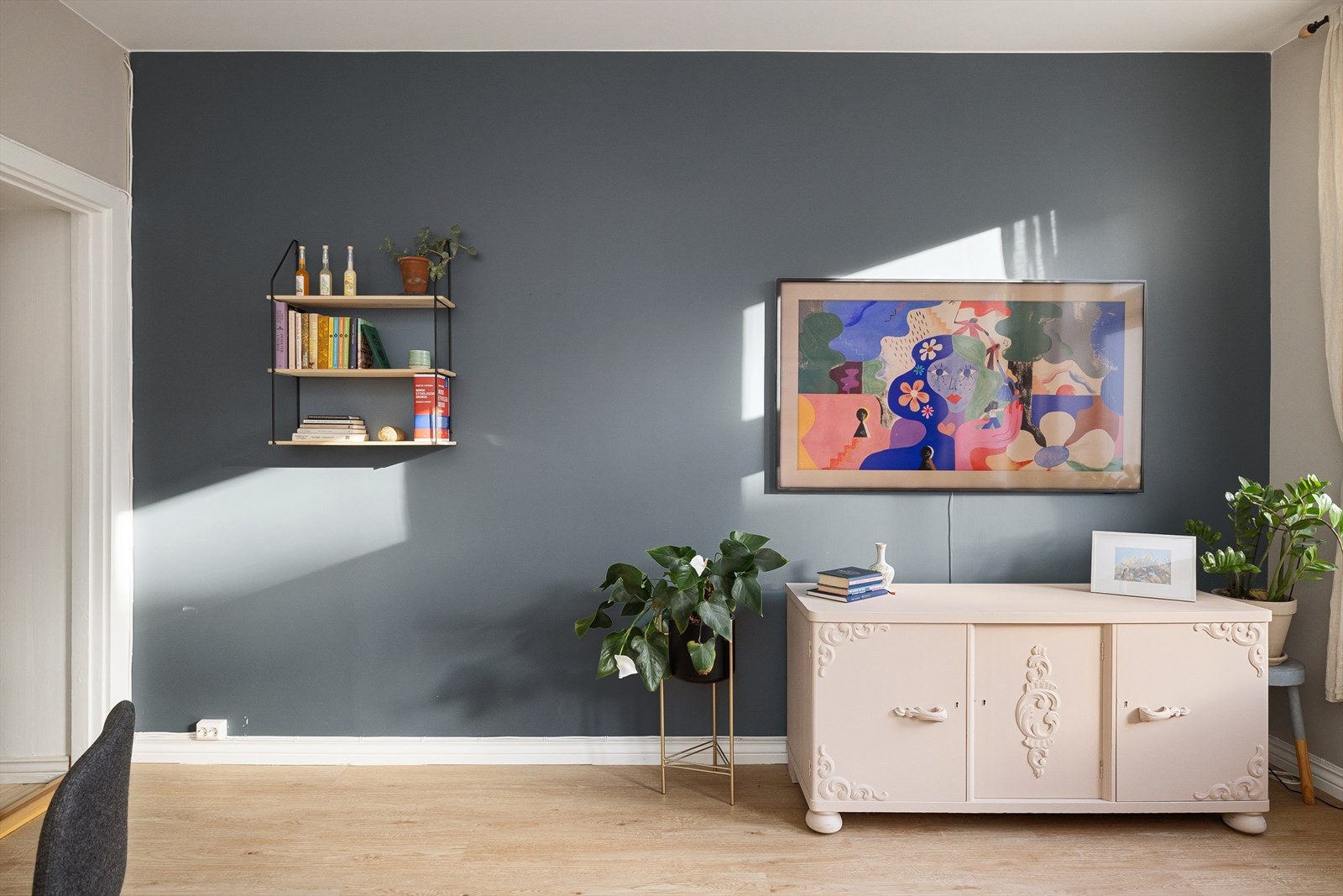 Leilighetens interne beliggenhet er veldig god. Her får man godt med dagslys inn fra begge sider av leiligheten. Galleribilde