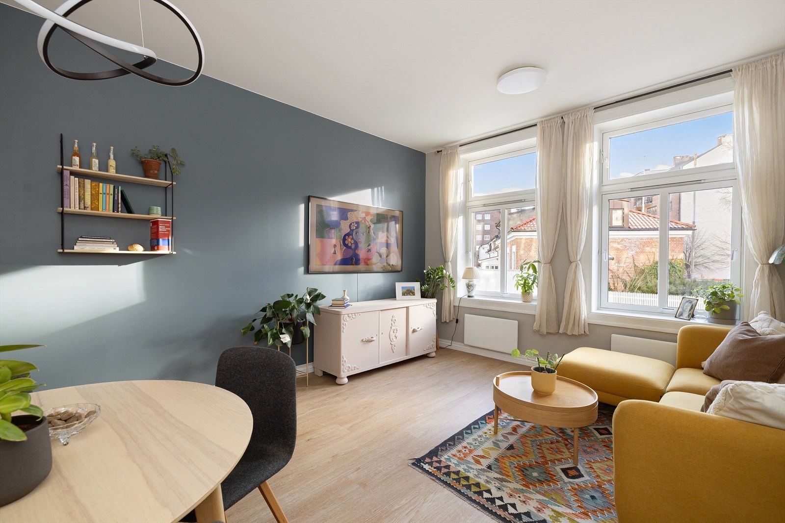 Stuen er av god størrelse, noe som gjør den enkel å møblere. Også dette rommet er pent oppusset med kvalitets materialer. Til info har borettslaget avtale med Telia hvor pakken Flex Universal 50 er inkludert i felleskostnadene. Galleribilde