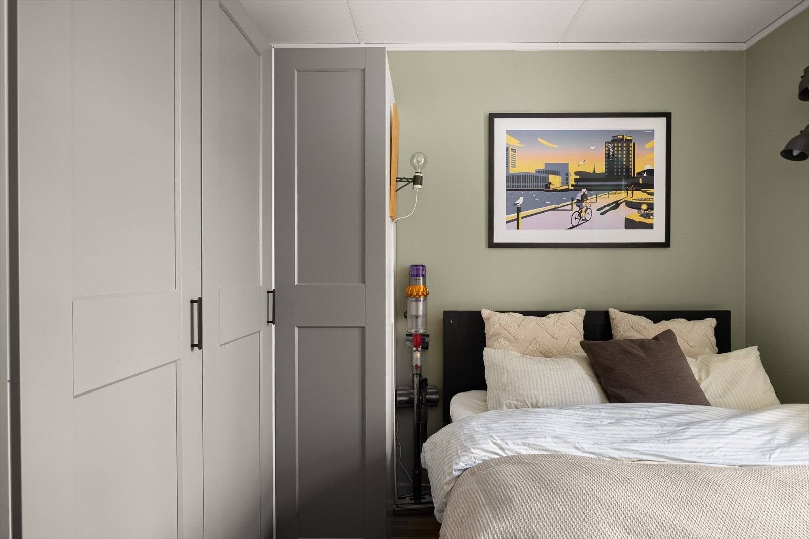 Garderobeskapene på soverommet har godt med oppbevaringsplass og medfølger i salget. Galleribilde