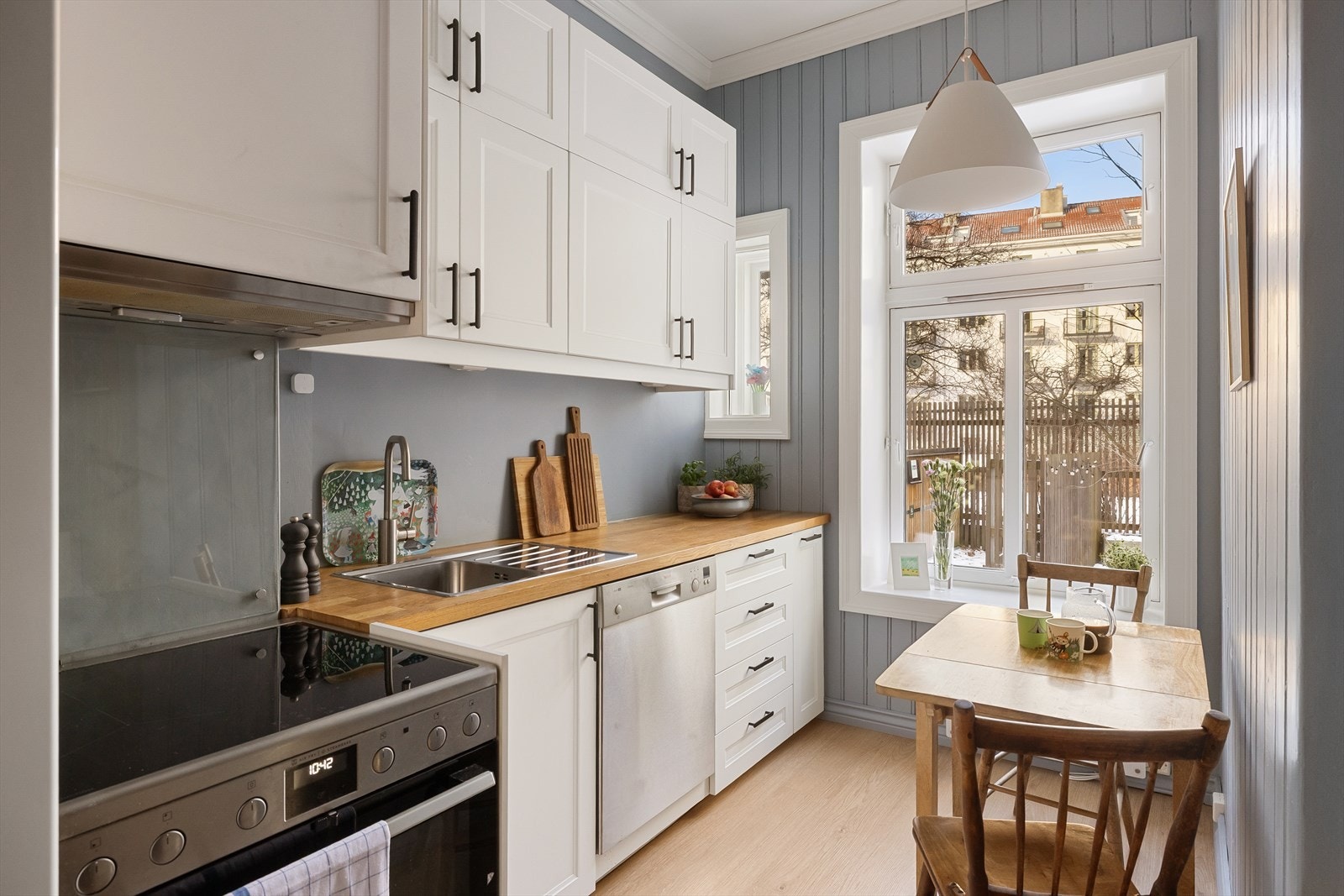 Kjøkkenet er praktisk utstyrt med frittstående hvitevarer, inkludert oppvaskmaskin. Det er også montert komfyrvakt på kjøkkenet i forbindelse med oppussingen. Galleribilde