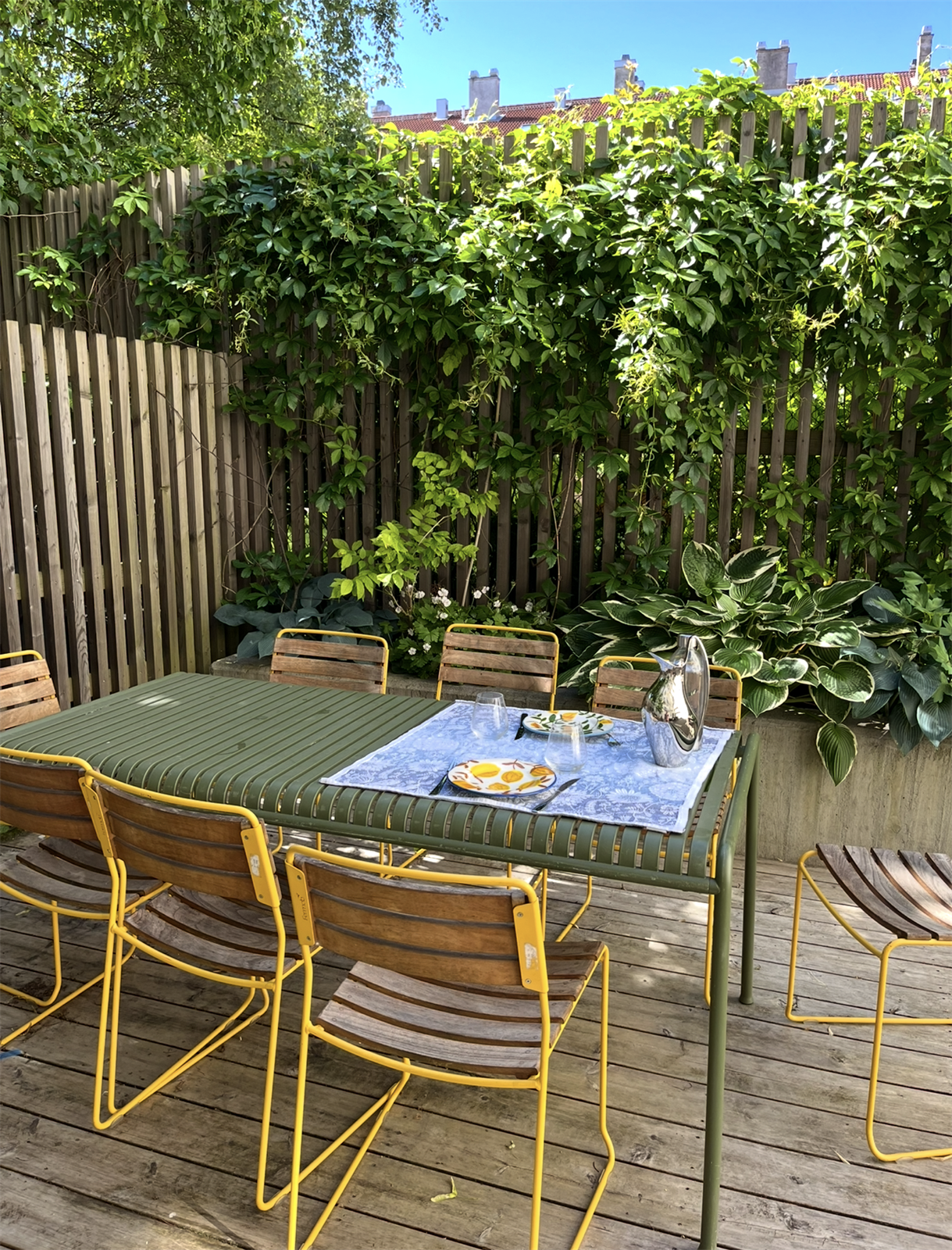 Gårdsrommet er en grønn oase med plass for sosiale sammenkomster. Dette er selgers eget bilde fra sommeren. Galleribilde