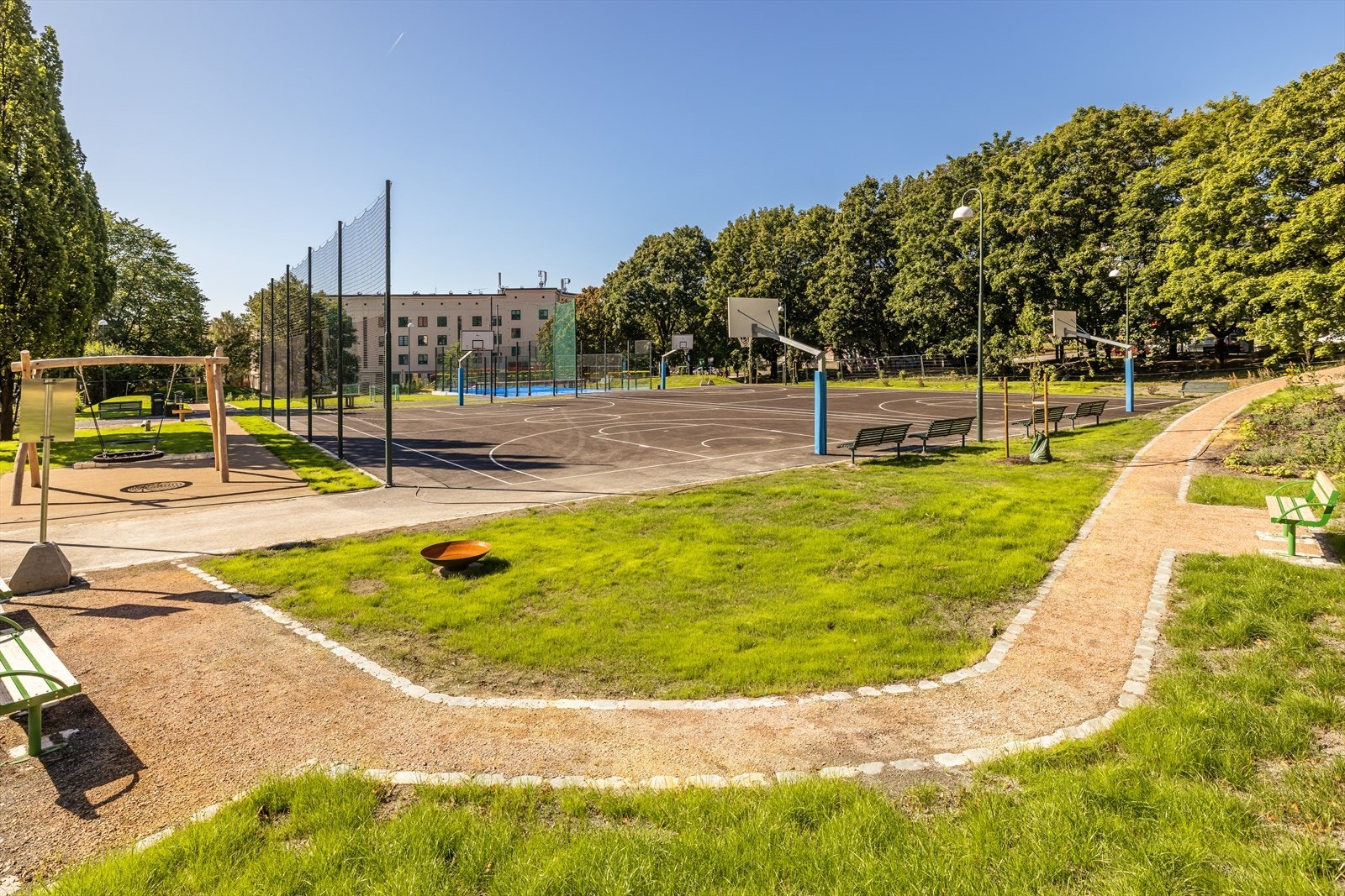 Like ved finner du flotte Bjølsenparken med fordige grøntarealer og idrettsbaner for de aktive. Galleribilde