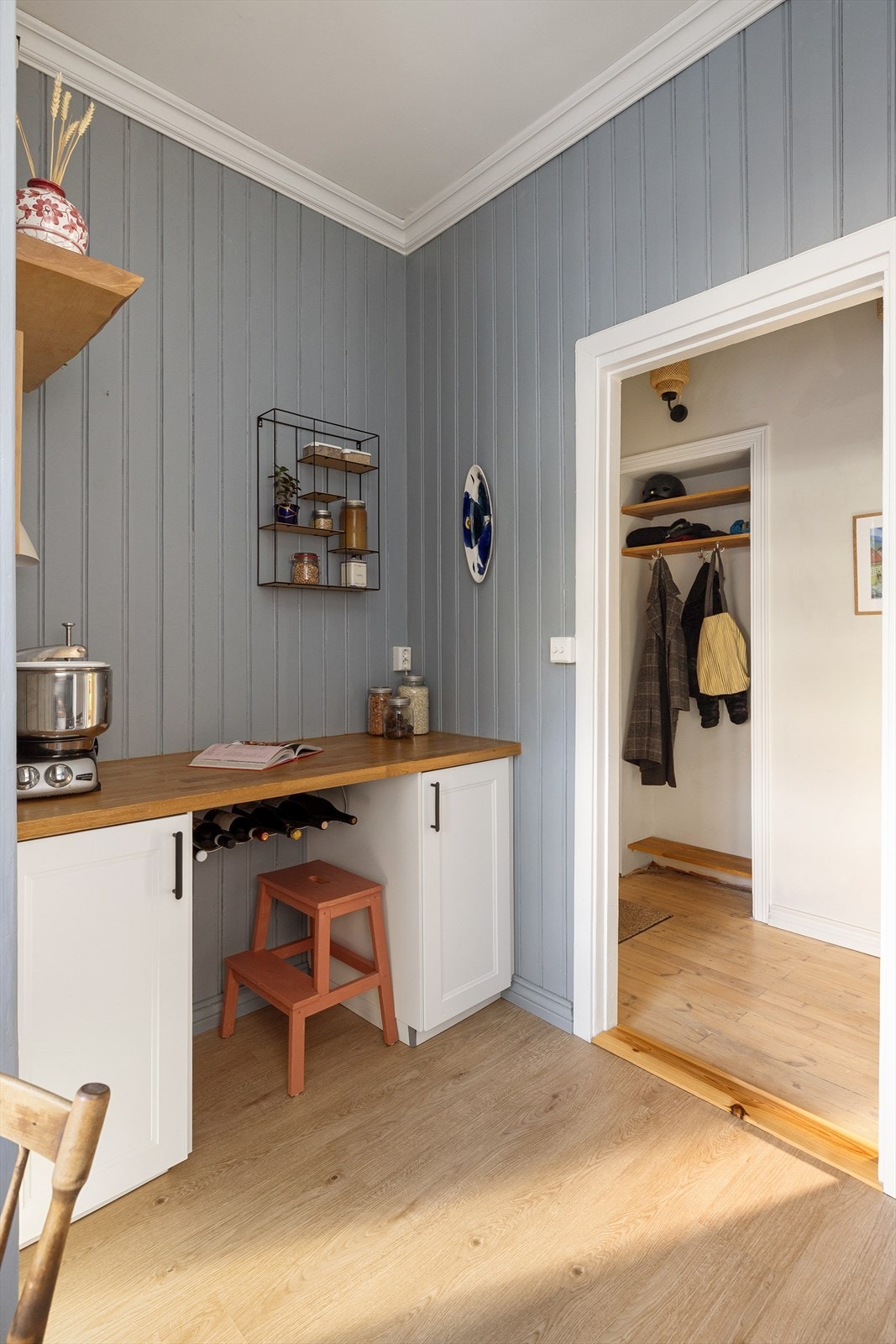 Innredningen på kjøkkenet gir god skap- og benkeplass, og utnytter rommets areal effektivt. I ende av kjøkkenet er den perfekte plassen for å bake eller ha hjemmekontor. Galleribilde