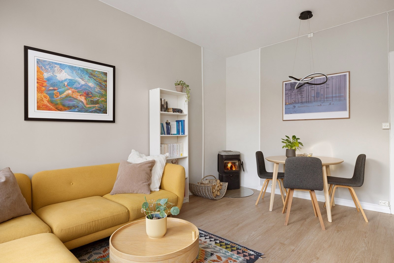 I tilknytning til stuen er det god plass til spisestue. Her kan man fint samles med venner og familie. Galleribilde