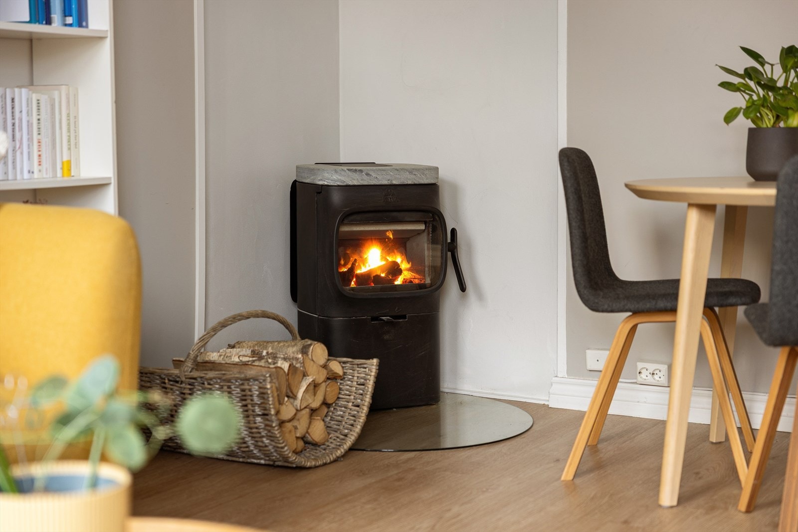 I stuen er det en moderne peisovn fra Jøtul som gir både varme og en god atmosfære. Galleribilde