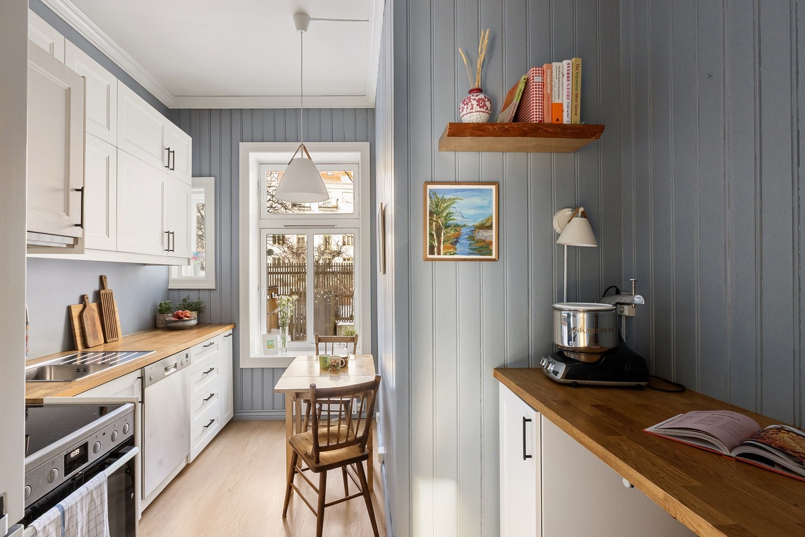 Leiligheten har blitt omfattende oppusset og har blant annet et moderne kjøkken fra 2020 med profilerte fronter og benkeplate i eikefiner. Galleribilde