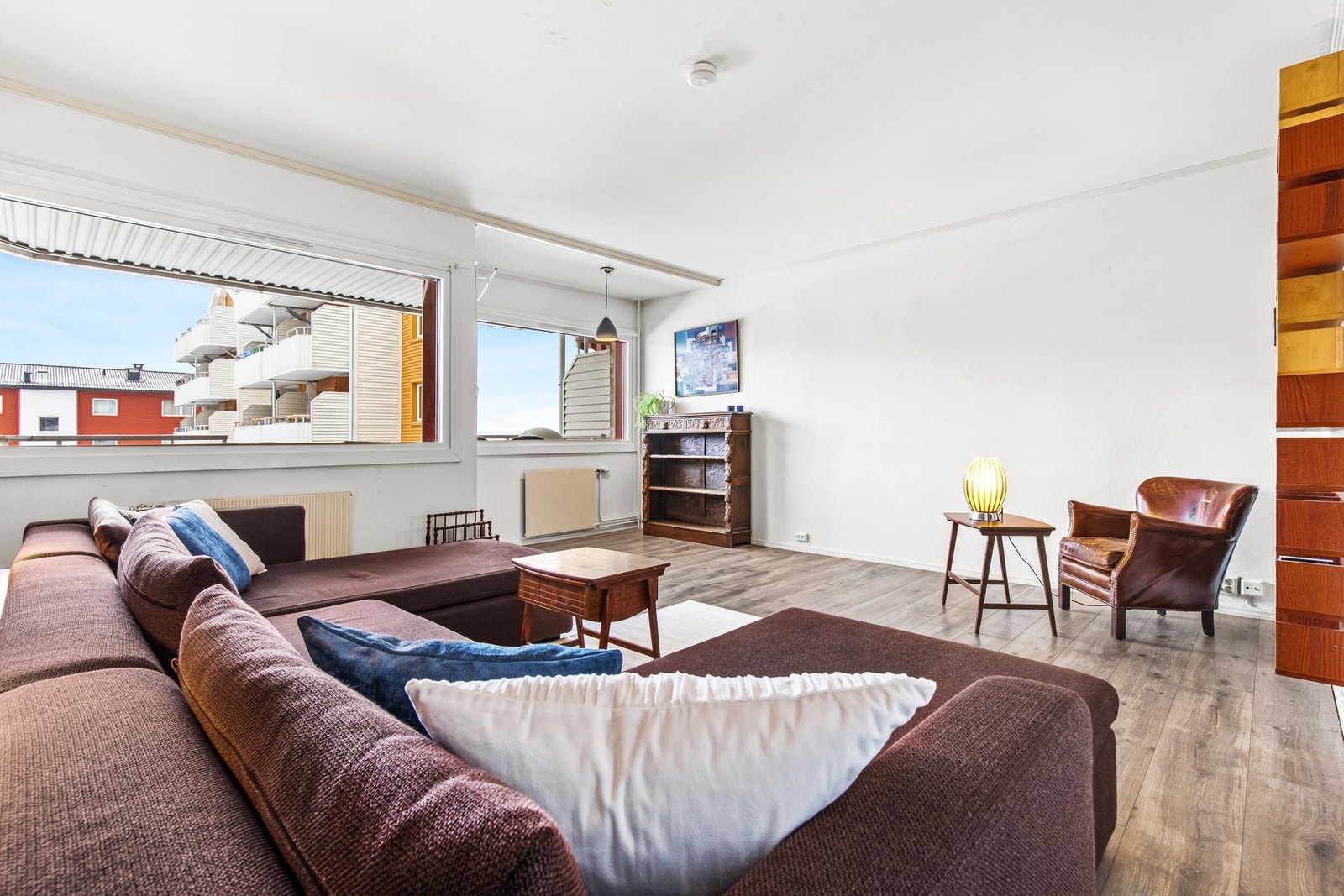 Det er tilrettelagt plass for en hyggelig og sosial spisegruppe i tilknytning til vindusflatene. Galleribilde