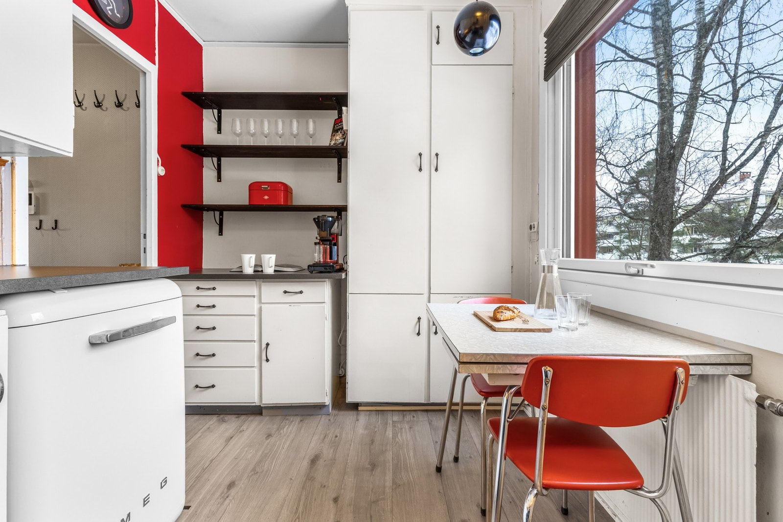 Det er fint plass til et koselig frokostbord, hvor morgensolen slipper til. Galleribilde