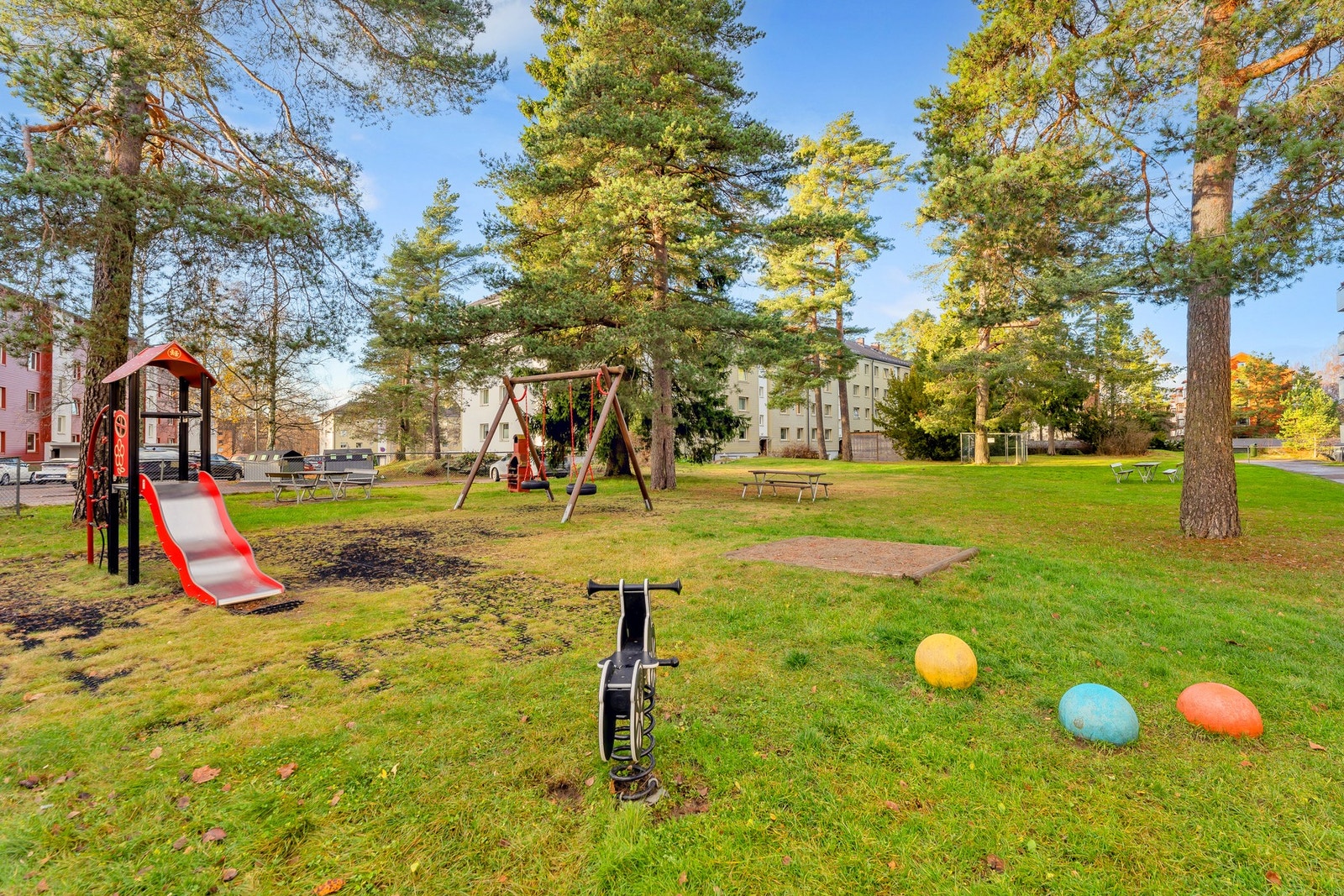 Flott opparbeidende fellesarealer som ligger skjermet til med lekeplass, sandkasse og sittegrupper. Galleribilde