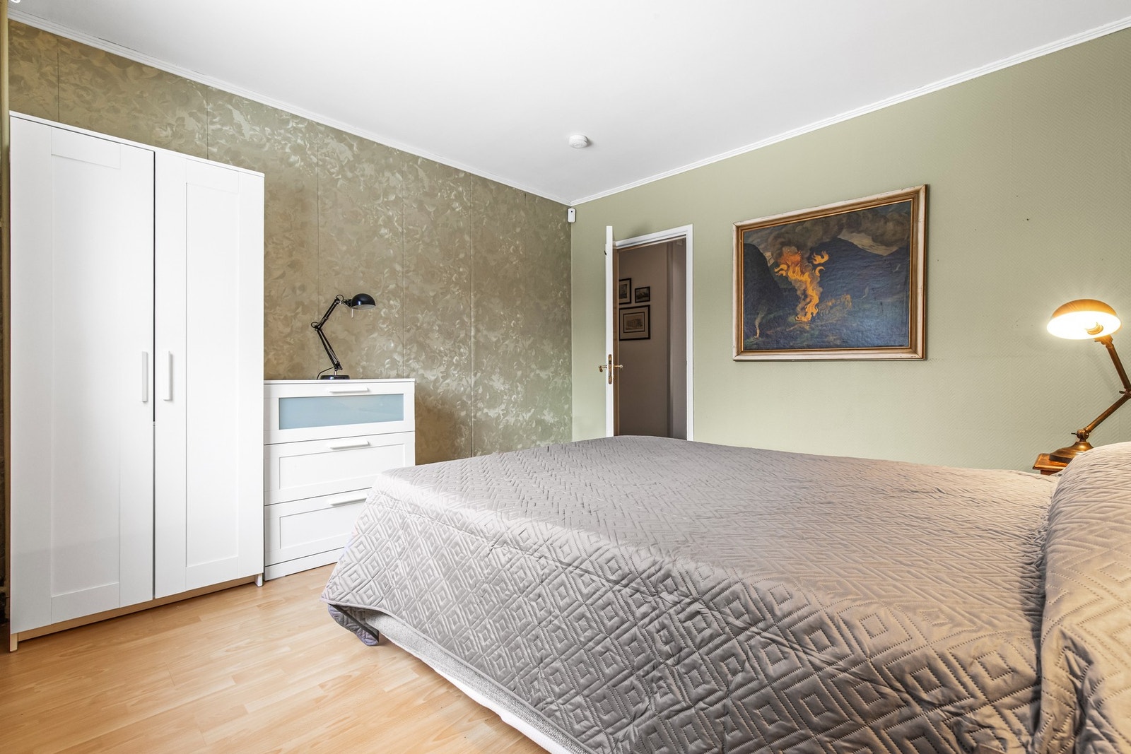 Rommet er utstyrt med garderobeskap, med plass til ytterligere oppbevaringsmøblement. Galleribilde