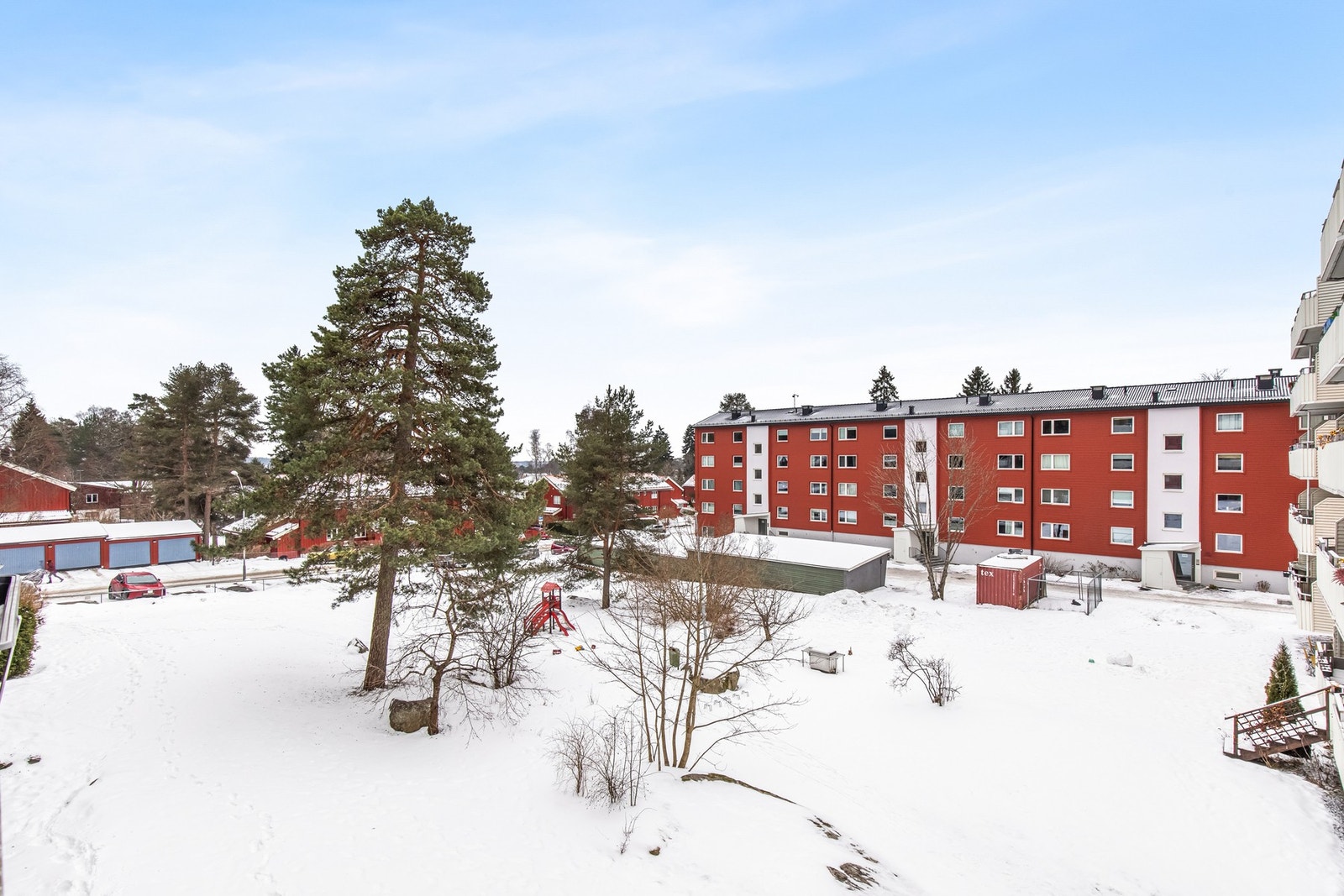 Hyggelig utsyn mot rolig fellesareal. Galleribilde