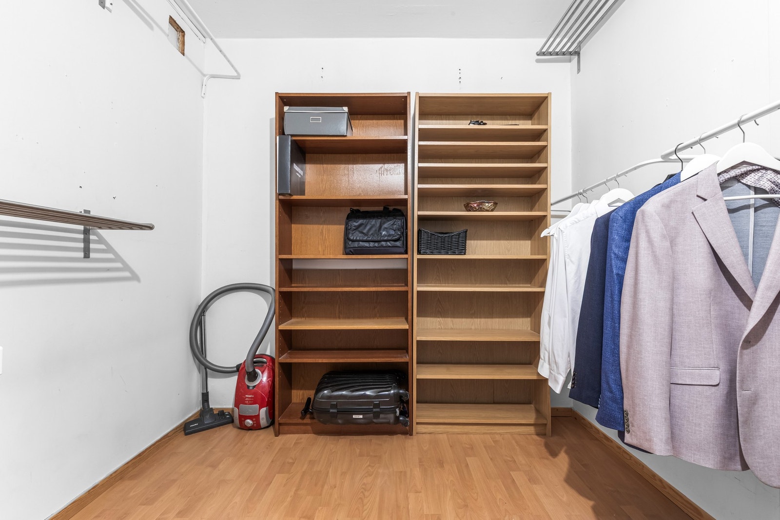 Mellom soverom 1 og 2, er det adkomst inn til et praktisk omkledningsrom med gode lagringsmuligheter. Galleribilde