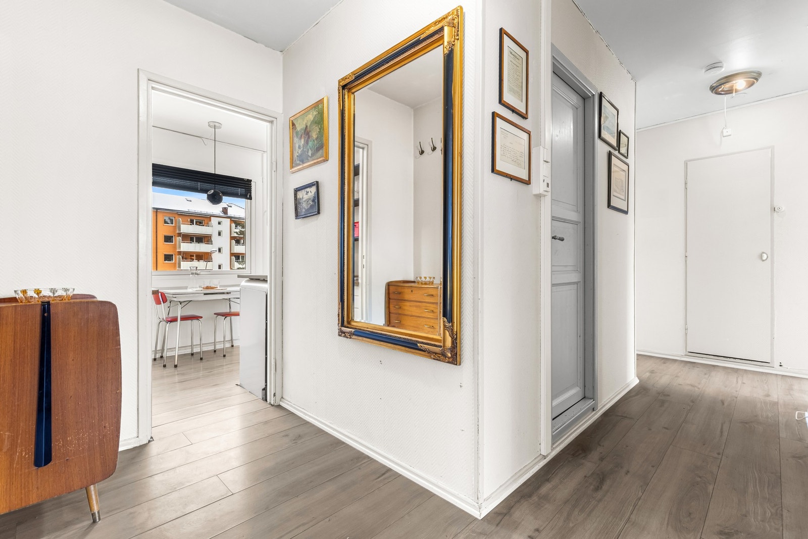 Entréen ligger fint sentrert med videre adkomst inn til kjøkkenet. Galleribilde