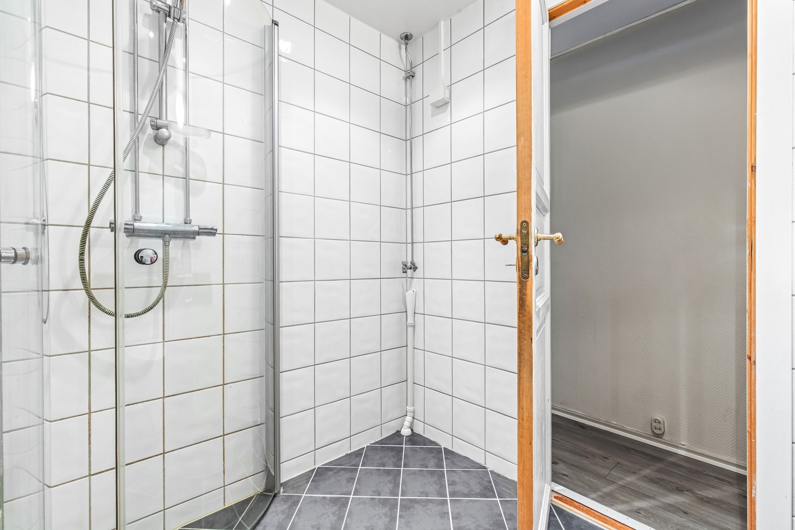 Badet har varmekabler i gulv, samt opplegg for vaskemaskin. Galleribilde