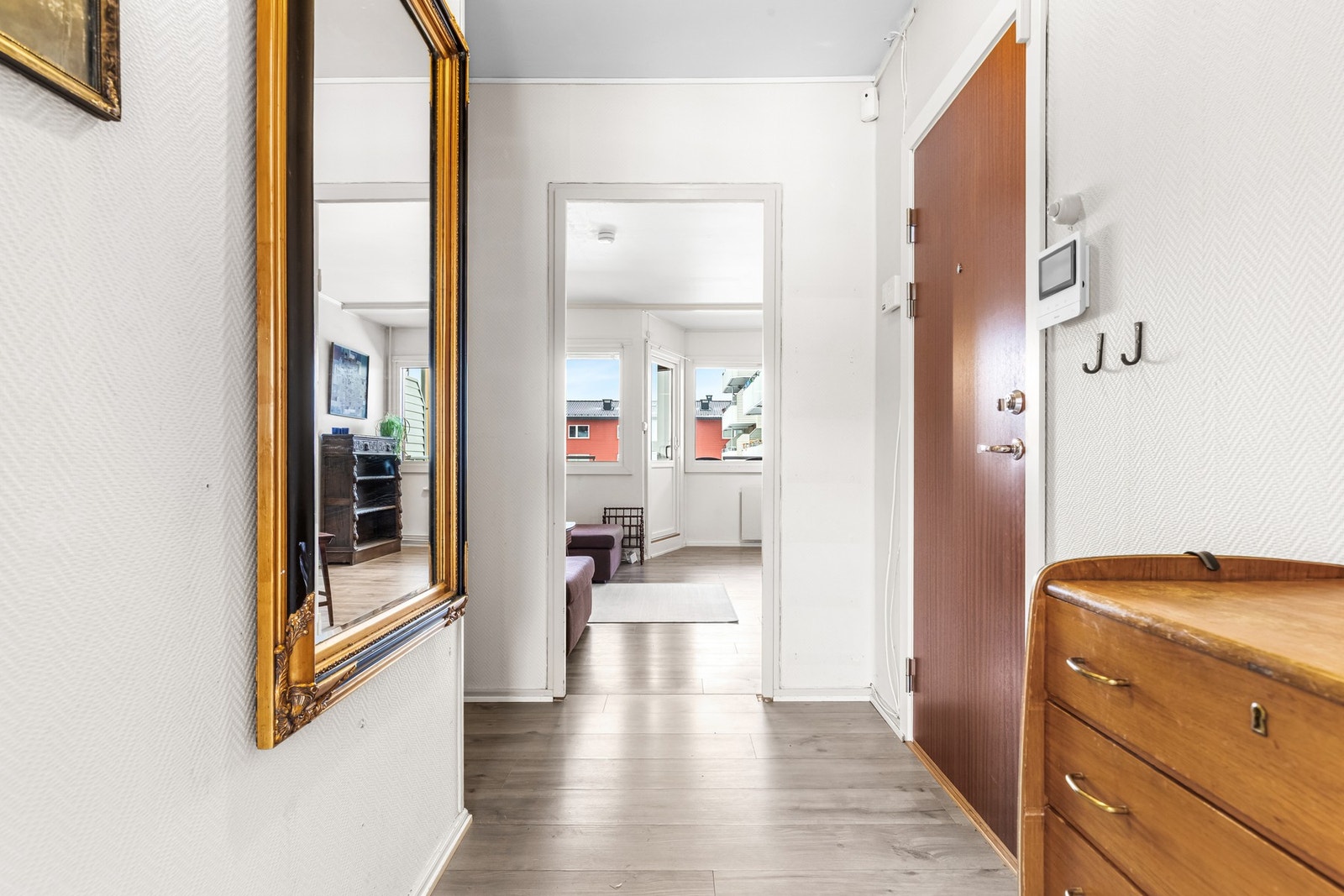 Du ønskes velkommen inn i en hyggelig entré som gir et godt førsteinntrykk av boligen. Galleribilde