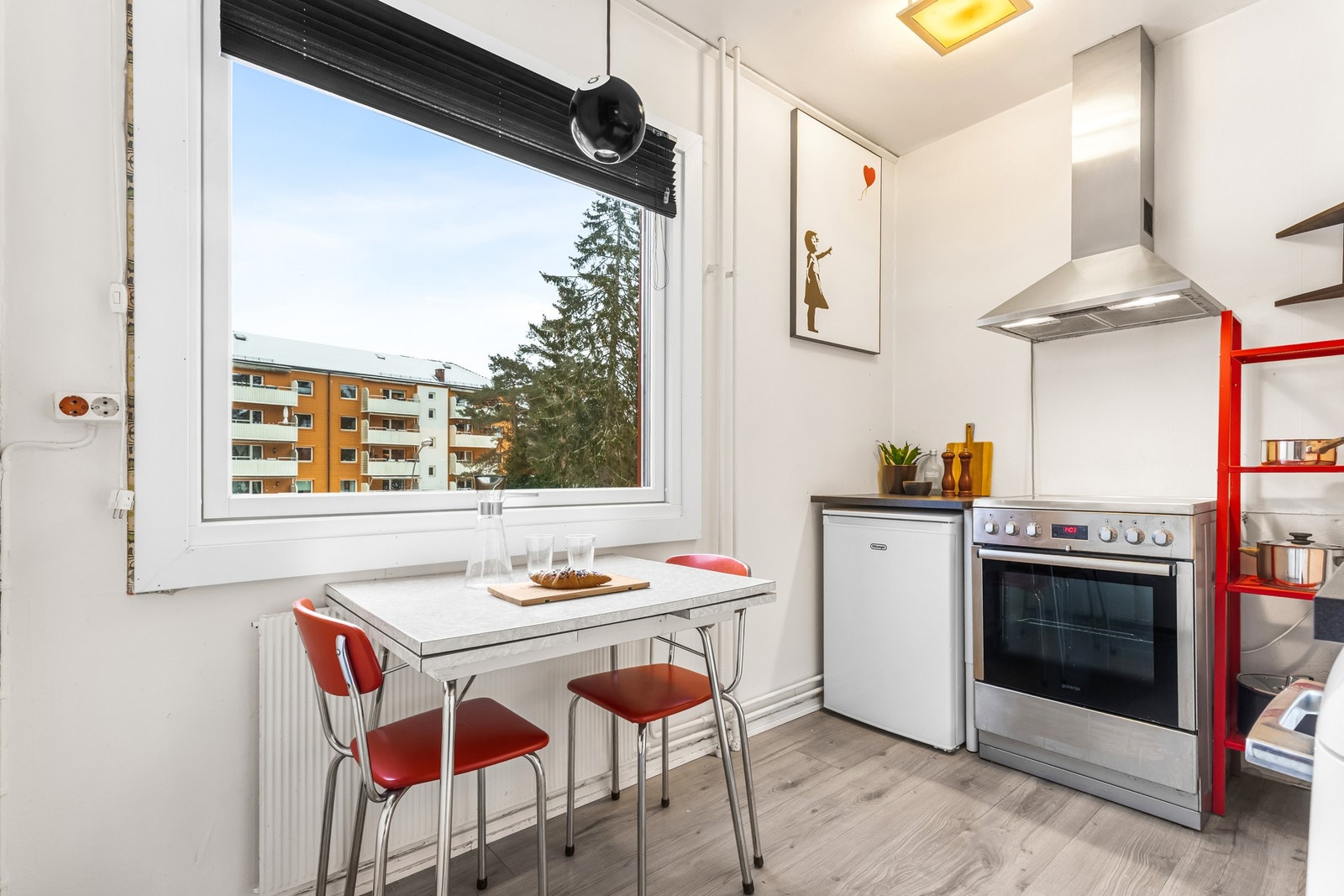 Kjøkkenet har praktisk utforming, og ligger i separat rom. Galleribilde