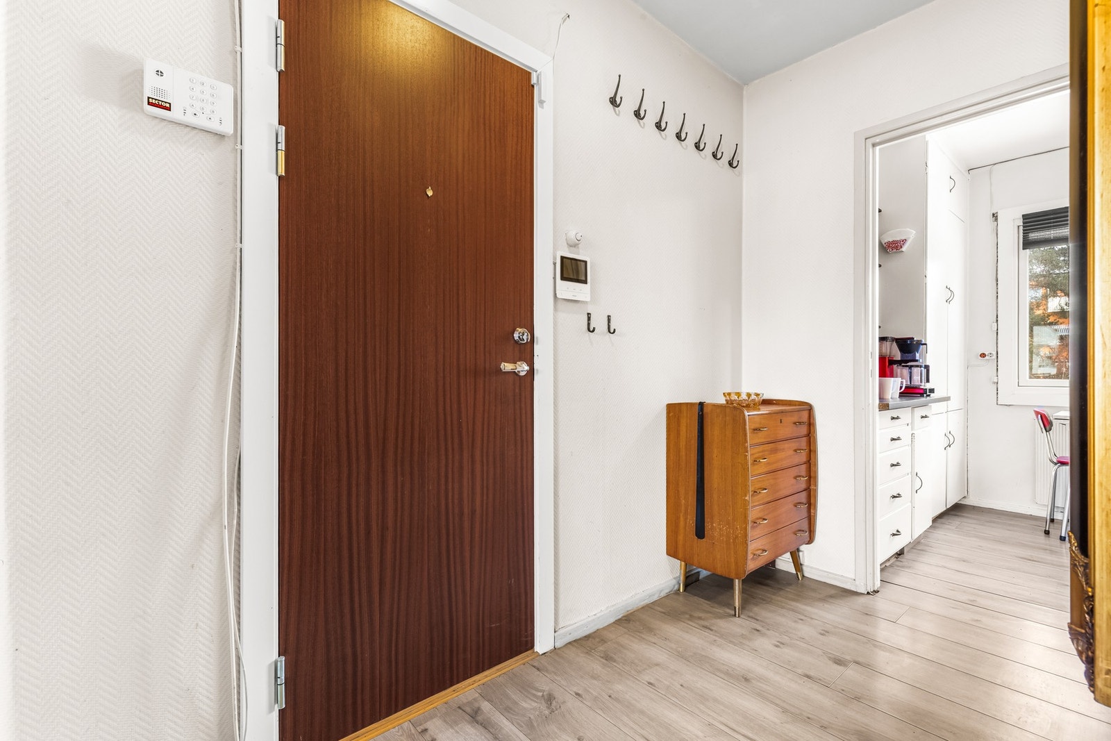 Hyggelig og lys entré med nytt dørcalling, skiftet i regi av borettslaget. Galleribilde