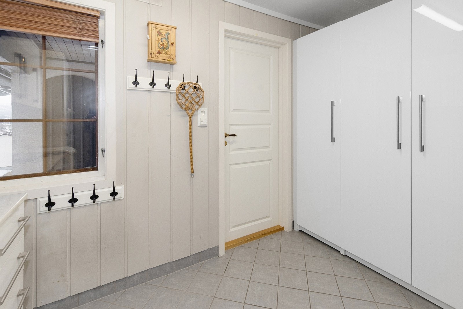 Vaskerom med dør inn fra gang. Flis og varmekabel på gulv. Galleribilde