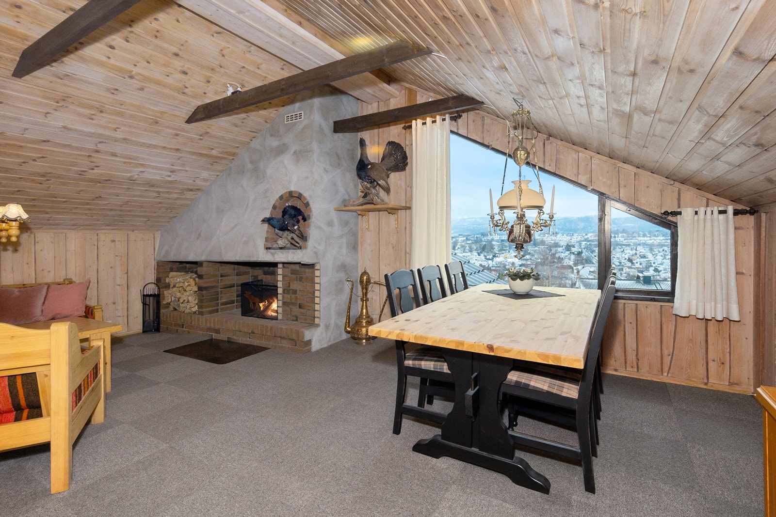 Stor loftstue som gir en veldig trivlig plass å dele god mat med gode venner eller familie. Galleribilde