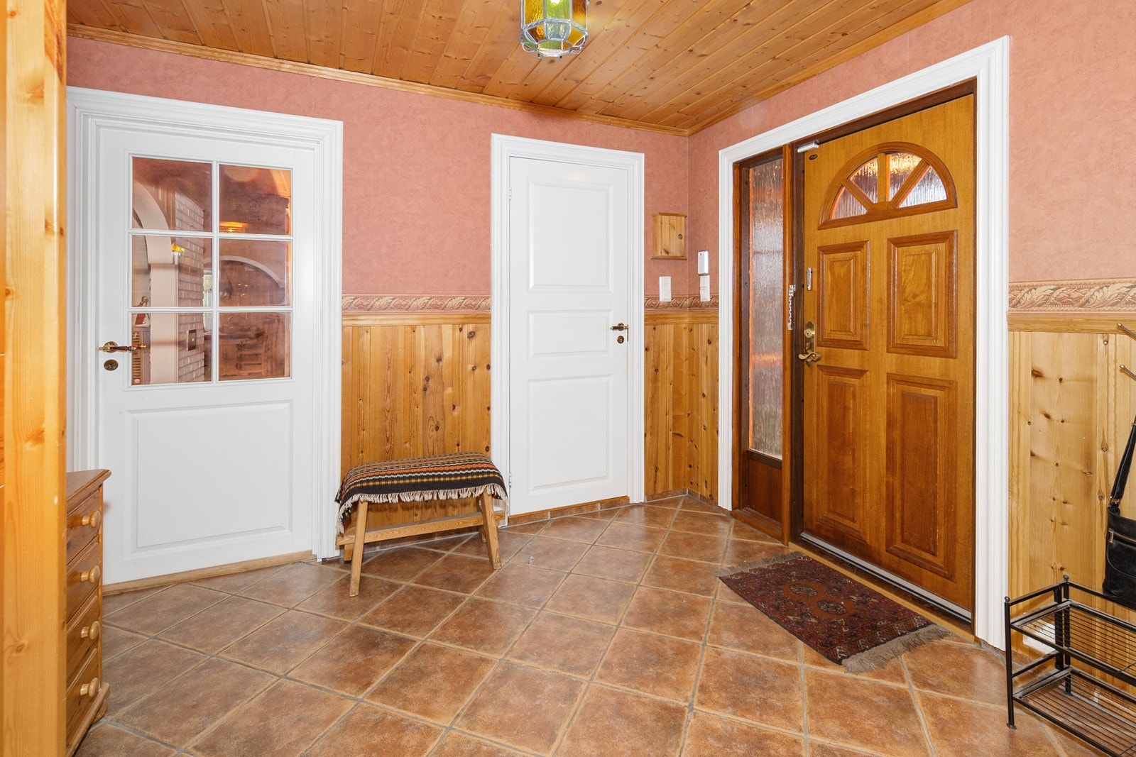 Meget romslig gang. Dør inn til vaskerom og til venstre inn til innergang og stue. Galleribilde