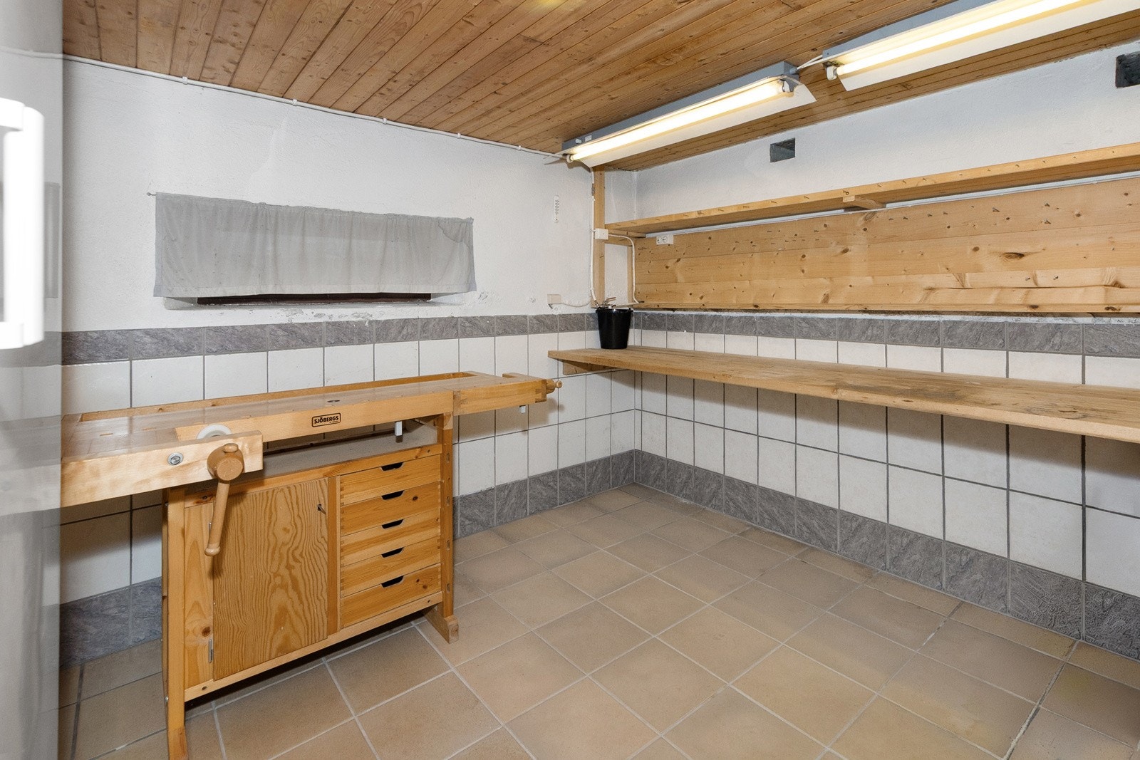 Verksted i kjeller. Galleribilde