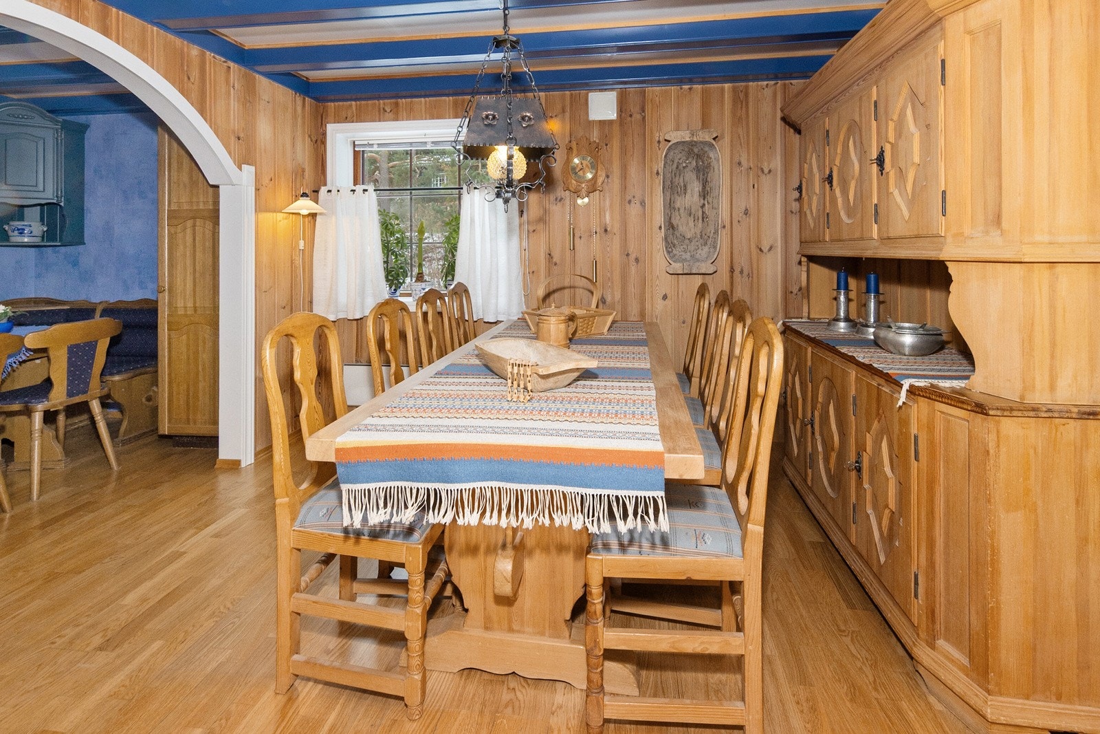 Spisestue med ingang til kjøkken på venstre side. Galleribilde