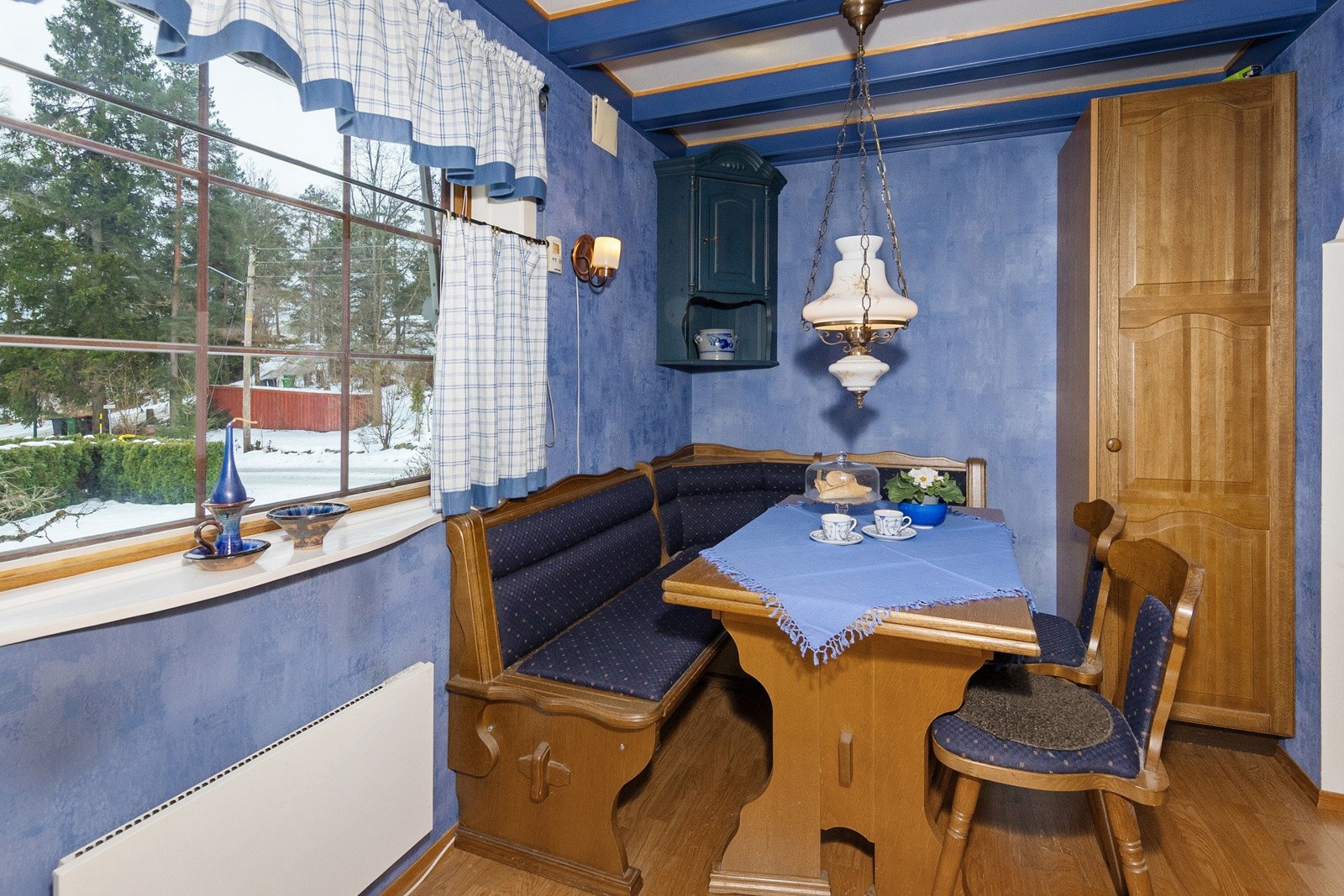 Kjøkken med plass til spisebord, slagbenk og stoler. Galleribilde