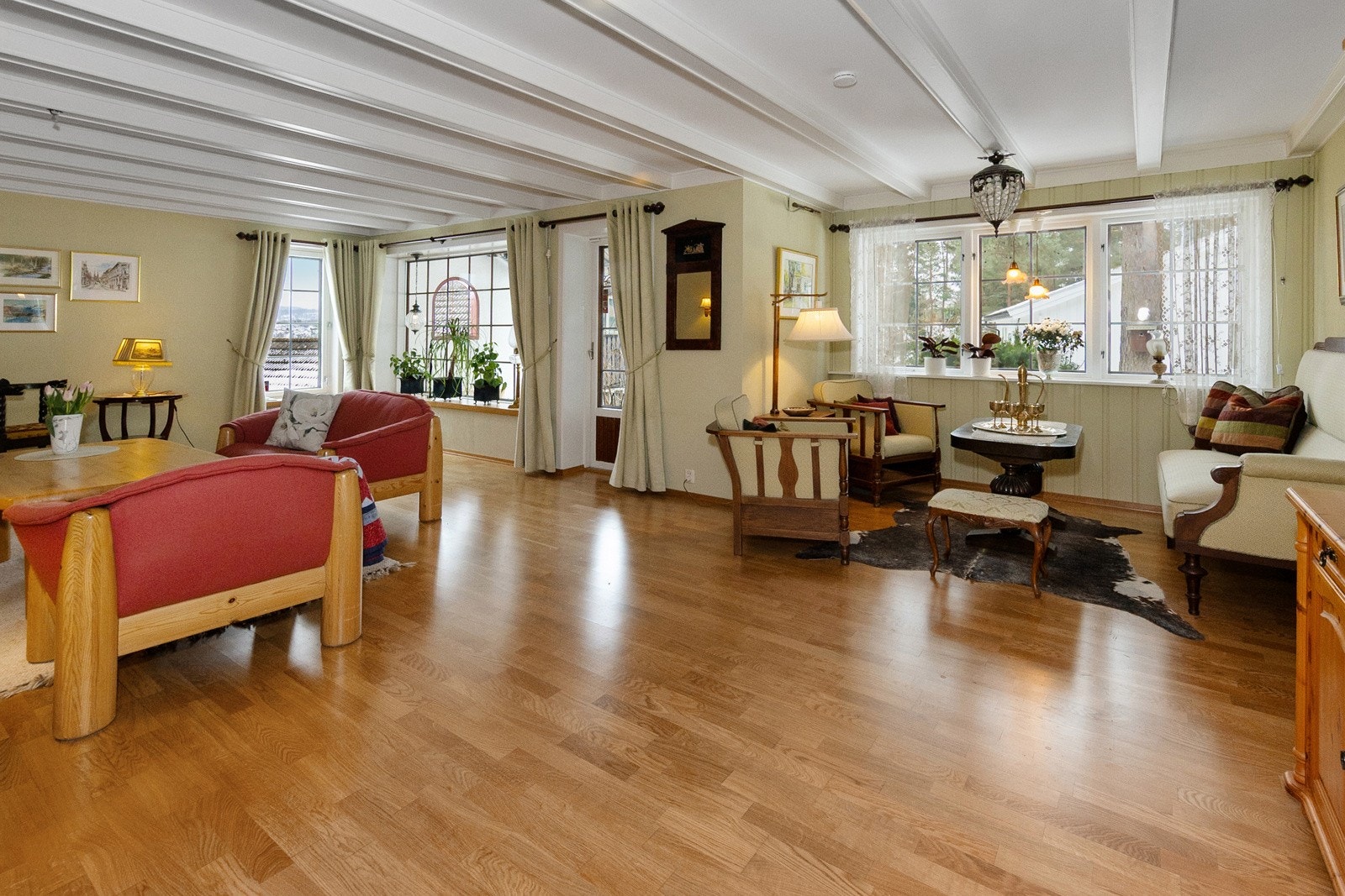 Stuen er romslig og delt opp i 2 soner for hverdagsstue og finsalong. Galleribilde