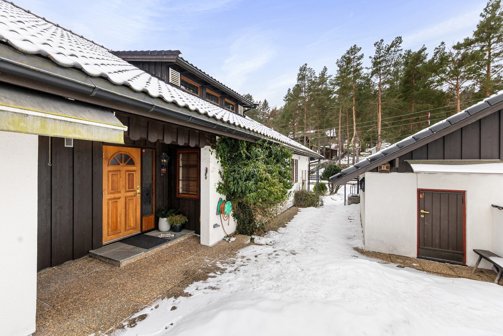 Praktisk overbygget inngangsparti. Kort veg fra garasjen Galleribilde