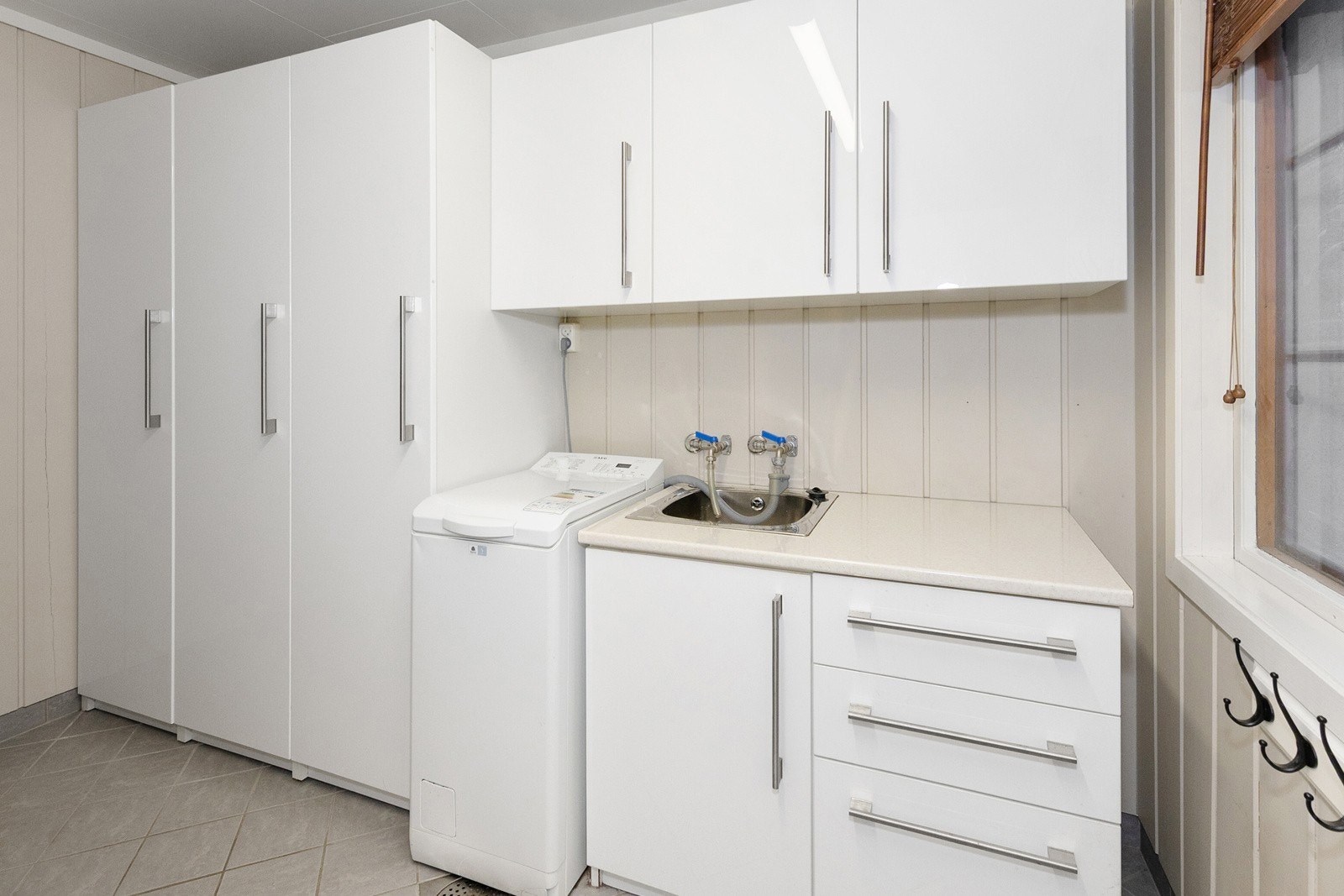 På vaskerommet er det satt inn godt med innredning. Fungerer også godt som tørkerom for våte klær og sko. Galleribilde