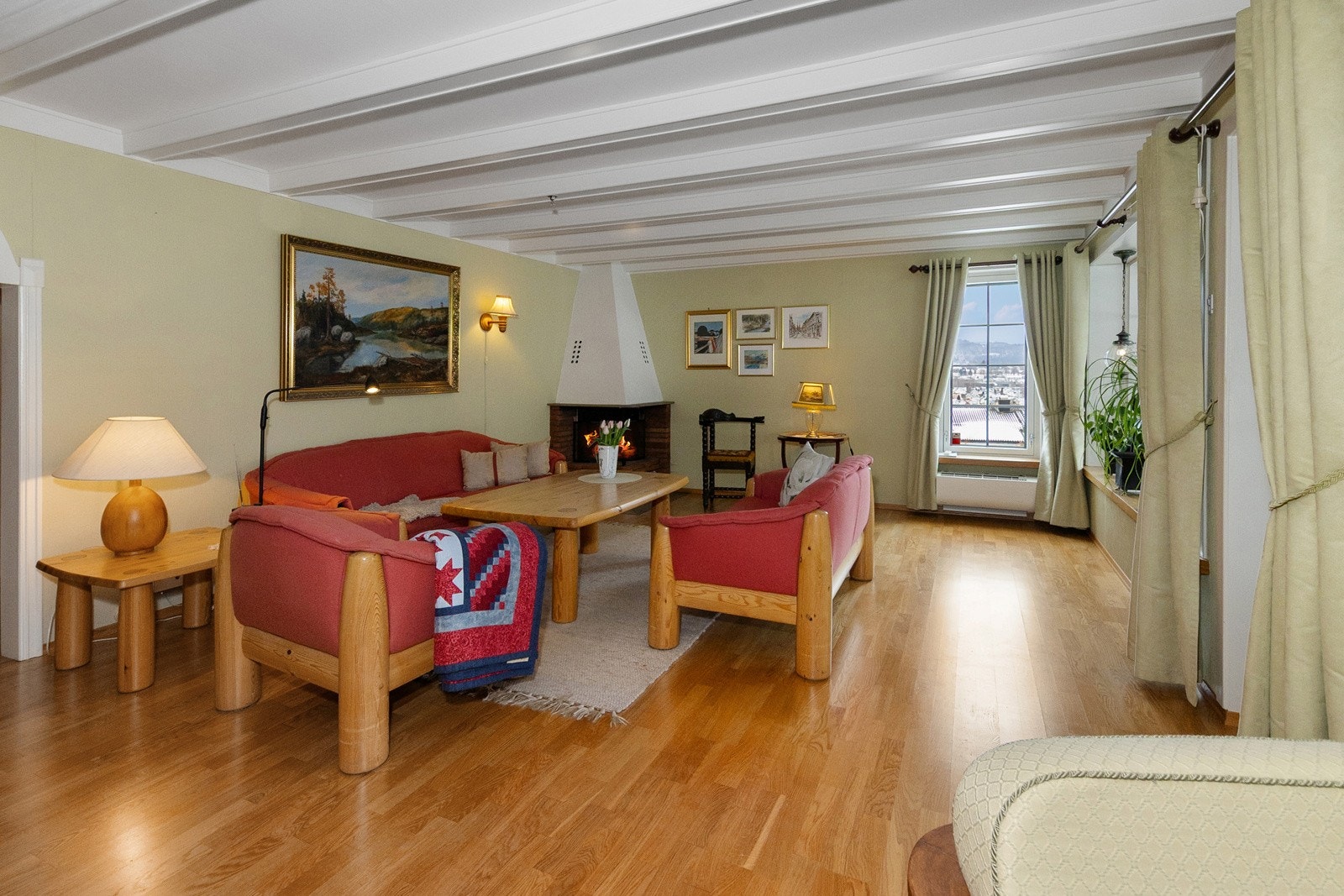 Peis i hjørne og varmepumpe under vinduet til høyre. Galleribilde