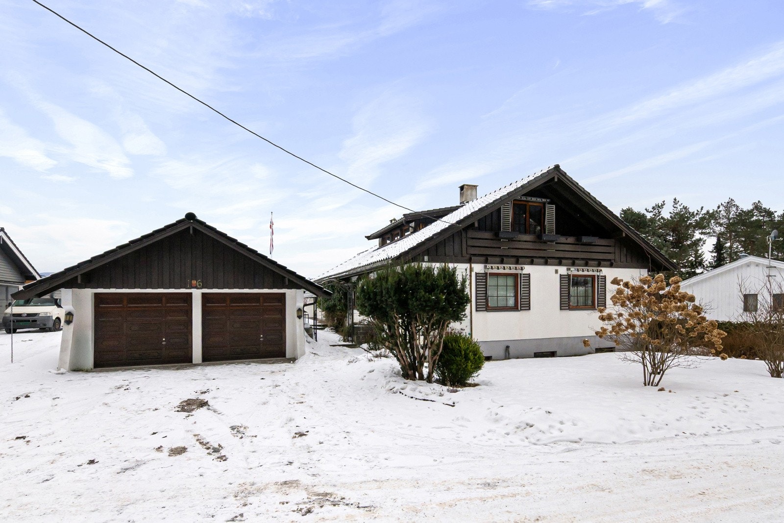 Frittstående dobbelgarasje med 2 separate porter. Galleribilde