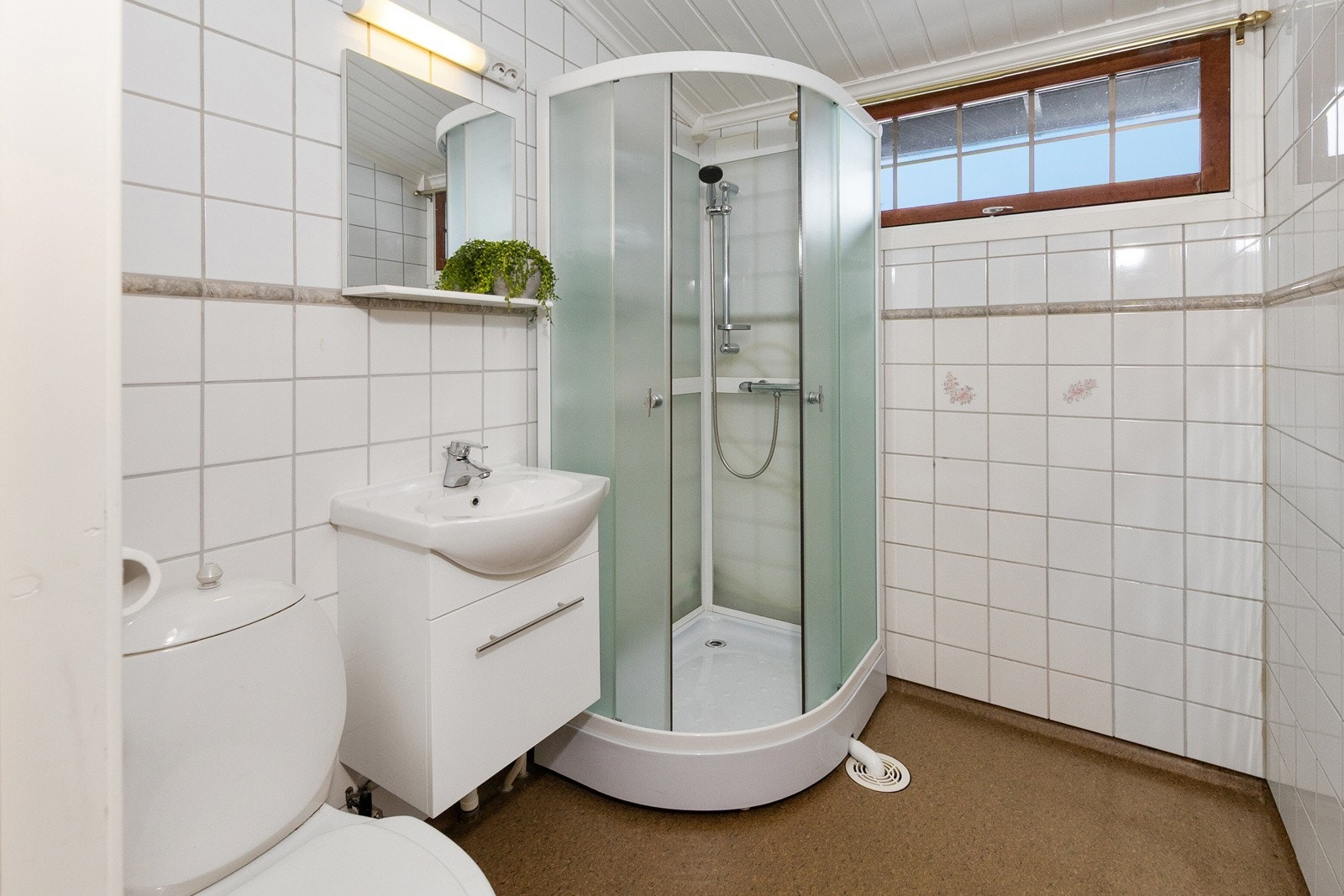 Bad i 2. etasje med dusjkabinett, toalett, servant med møbel, speil med skap. Galleribilde