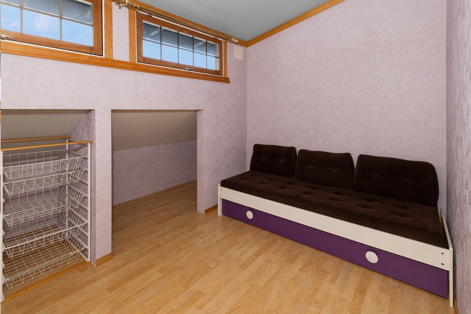 Disponibelt rom i 2. etasjen. Rommet har vært brukt av nåværende eier som soverom, men det er ikke godkjente rømningsveier fra rommet. Galleribilde