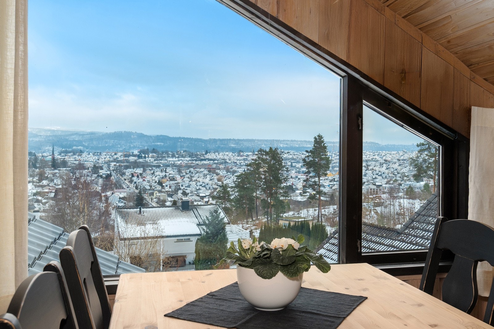 Fra loftstuen er det fantastisk utsikt ut over Skien. Galleribilde