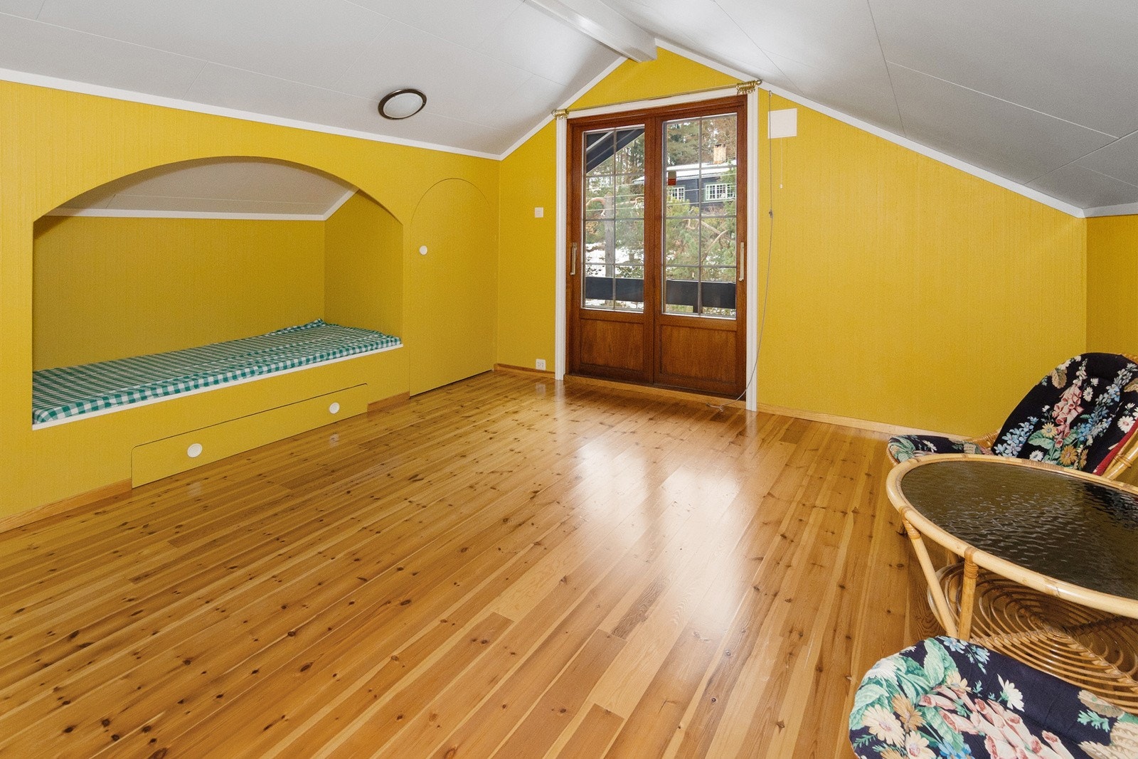 Romslig soverom i 2. etasjen med dør ut til overbygget balkong mot vest. Galleribilde