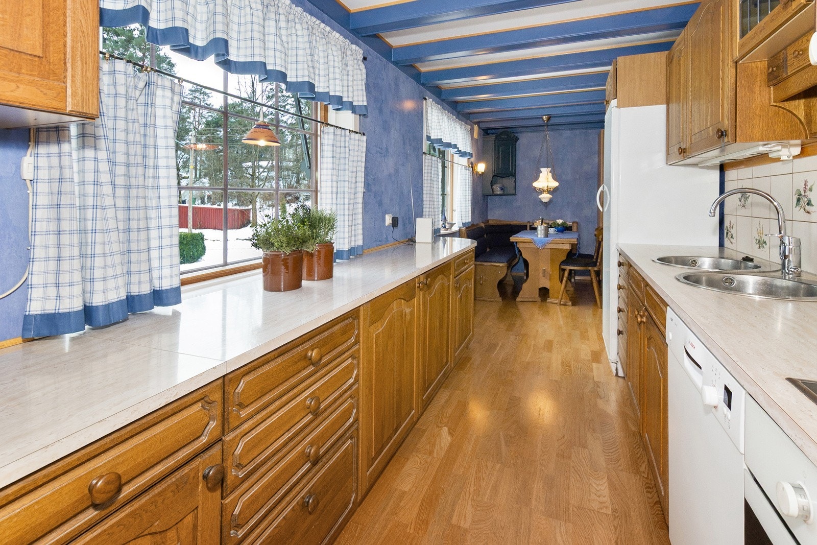 Kjøkken har 2 vinduer ut mot syd. Galleribilde