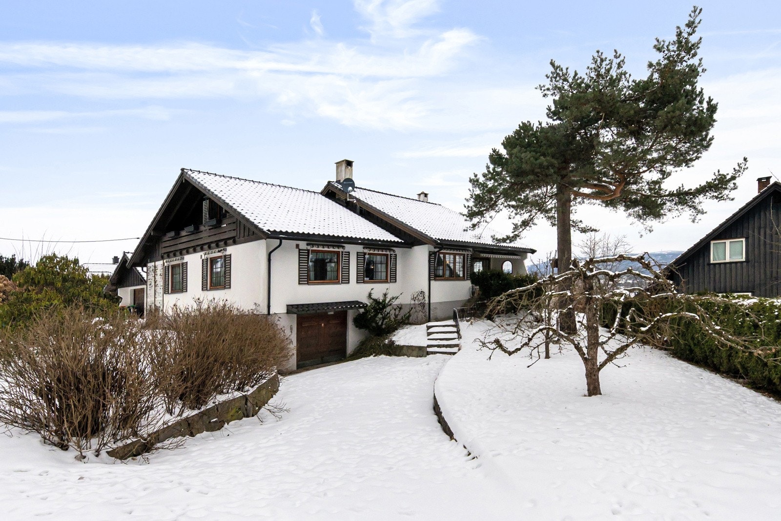 Garasje i bygningskroppen hvor de er tilkomst videre inn i boligen. Perfekt for deg som liker å ha noe å skru på. Eller dersom man ønsker å ominnrede til musikkrom/hobbyrom. Galleribilde