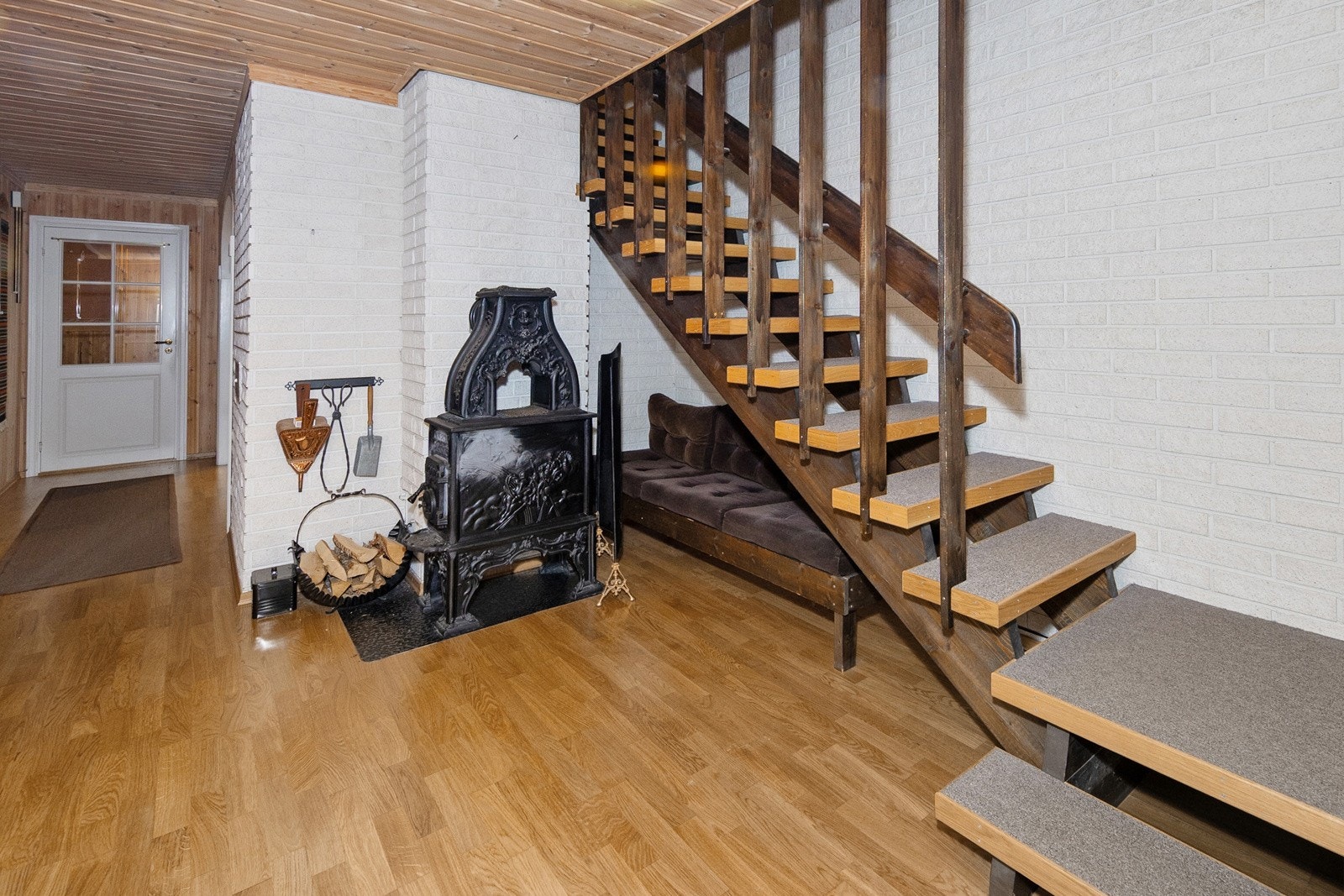 Innergang med vedovn. Galleribilde