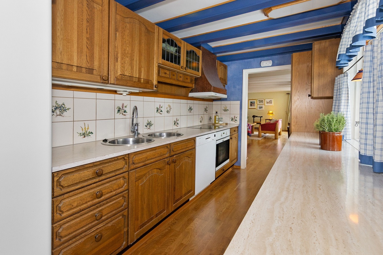 Kjøkken hvor det er godt med skap og veggplass. Galleribilde