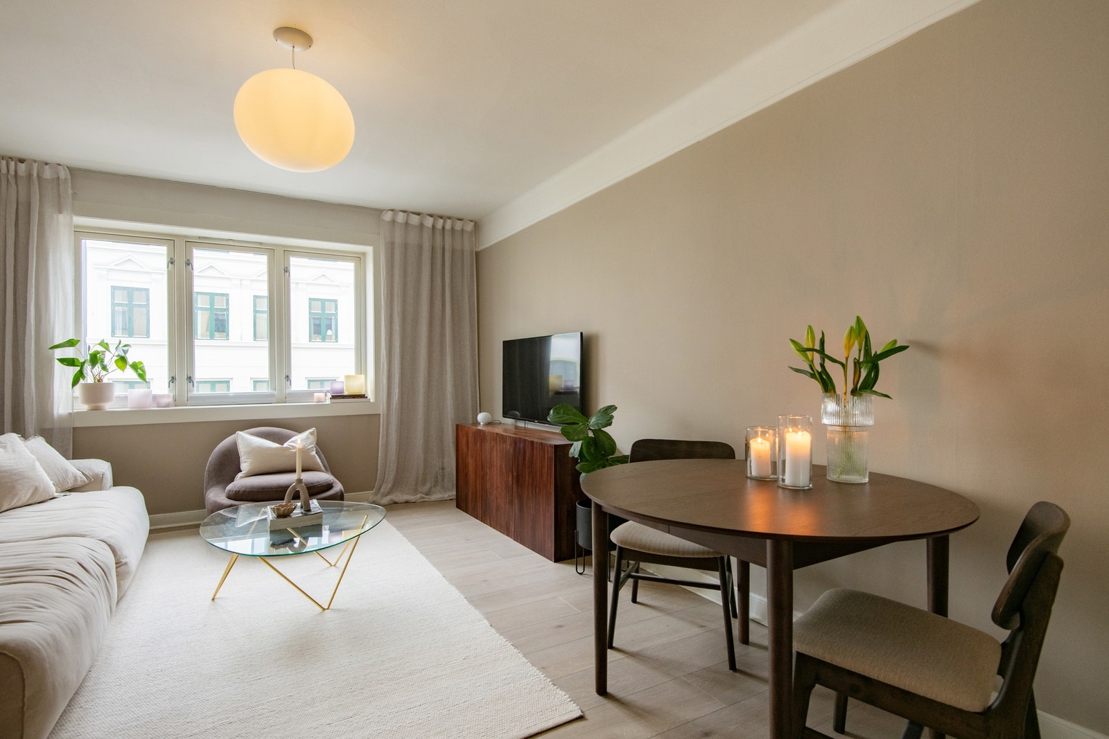 Leiligheten har en gjennomtenkt planløsning og fremstår som både funksjonell og innbydende. Galleribilde