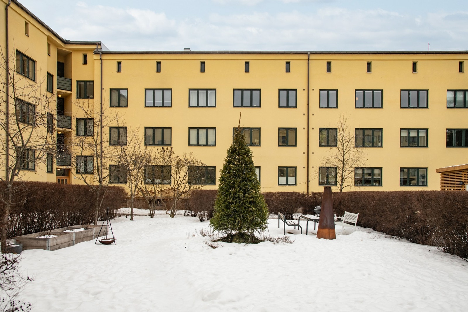 Rolig og skjermet bakgård - et hyggelig uteområde året rundt. Galleribilde