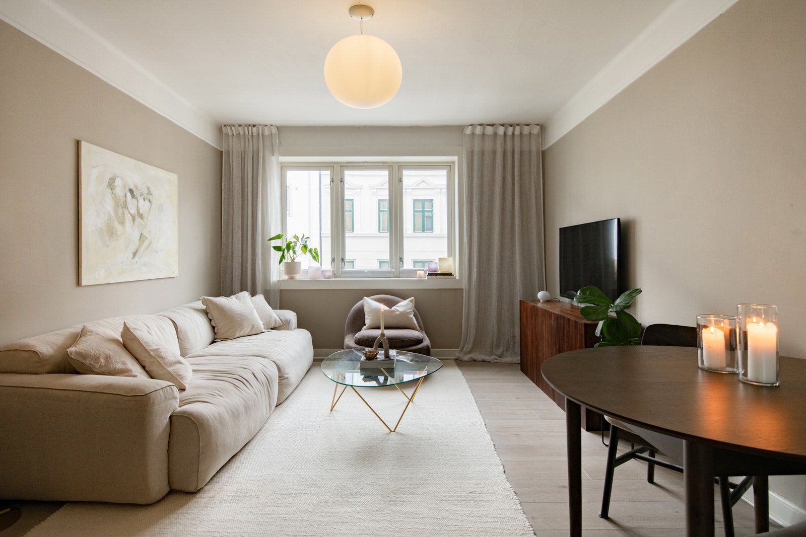 Stuen har god plass til både sofagruppe og spisebord, og fungerer som boligens naturlige samlingspunkt. Galleribilde