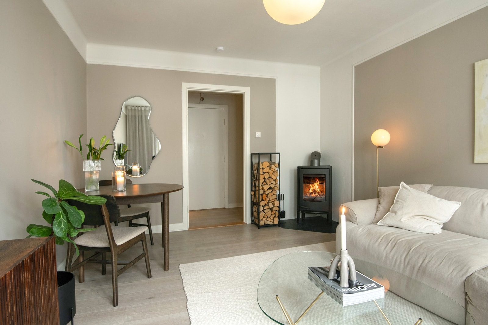 Lyse malte flater vegger gir en moderne og tidløs atmosfære, mens peisovn skaper varme og hyggelig stemning. Galleribilde