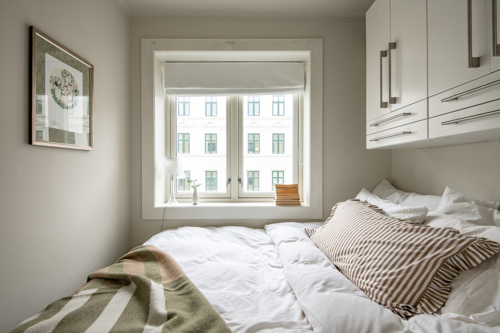 Store vindusflater slipper inn rikelig med naturlig lys, og lyse vegger gir rommet en moderne, harmonisk og avslappende atmosfære. Galleribilde