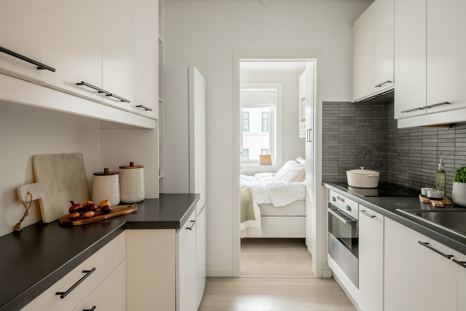 Lyst og funksjonelt kjøkken - perfekt for hverdagslivet. Galleribilde